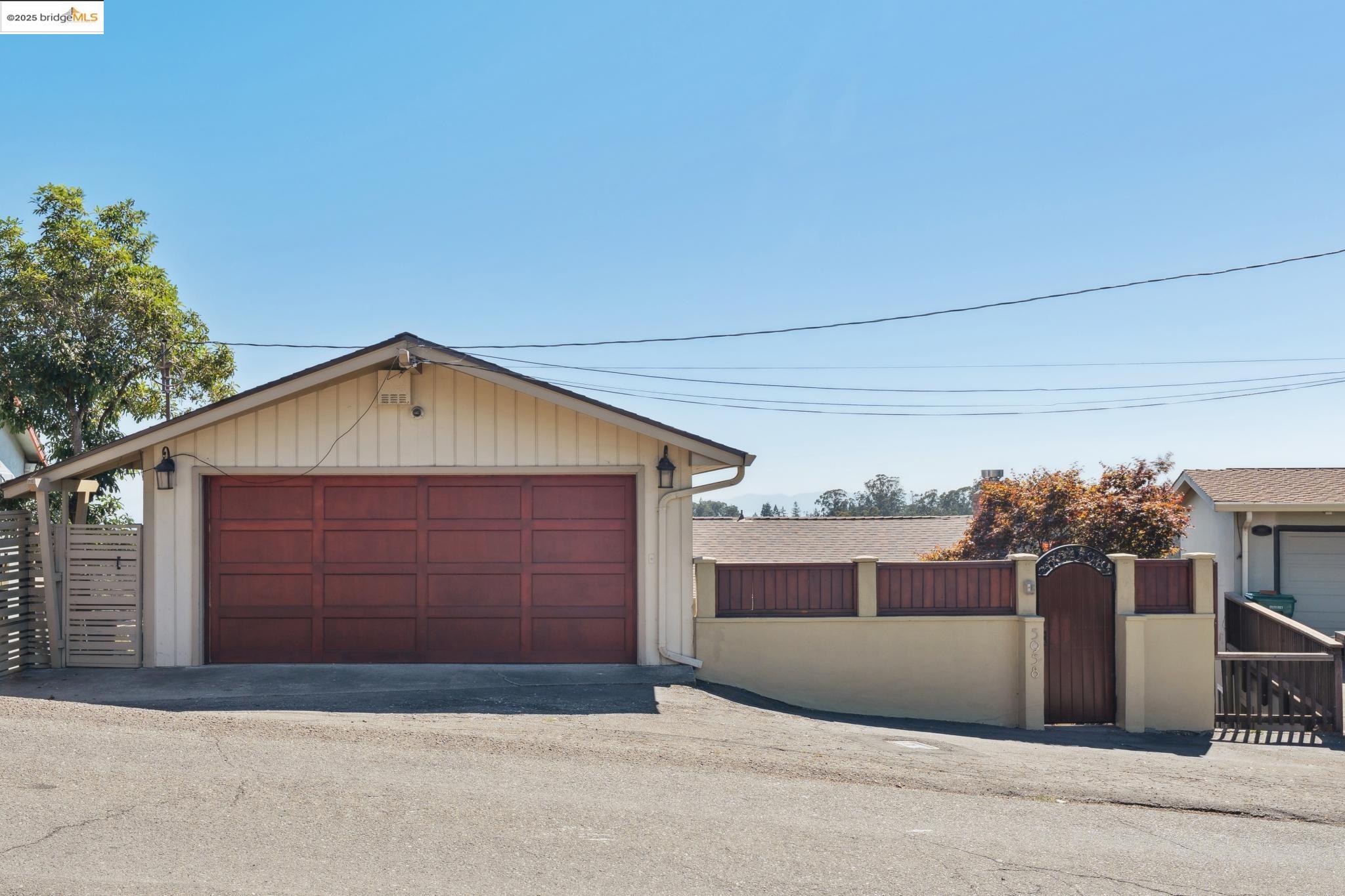 Detail Gallery Image 2 of 58 For 5958 Colton Blvd., Oakland,  CA 94611 - 3 Beds | 2/1 Baths