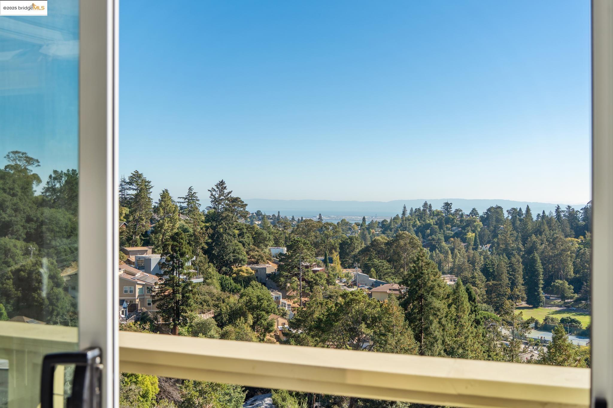 Detail Gallery Image 17 of 58 For 5958 Colton Blvd., Oakland,  CA 94611 - 3 Beds | 2/1 Baths
