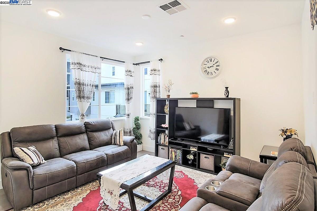 Detail Gallery Image 5 of 35 For 29322 Hub Ln, Hayward,  CA 94544 - 3 Beds | 3/1 Baths