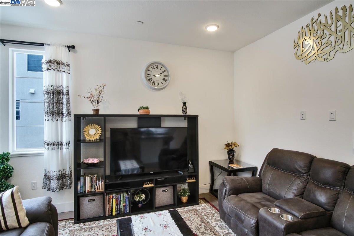 Detail Gallery Image 6 of 35 For 29322 Hub Ln, Hayward,  CA 94544 - 3 Beds | 3/1 Baths