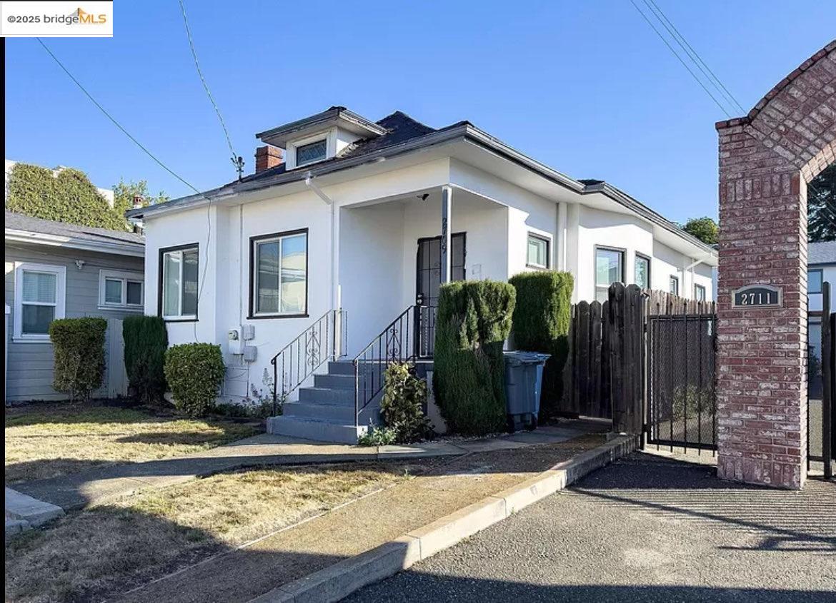 Detail Gallery Image 2 of 12 For 2709 California Street, Berkeley,  CA 94703 - 2 Beds | 1 Baths