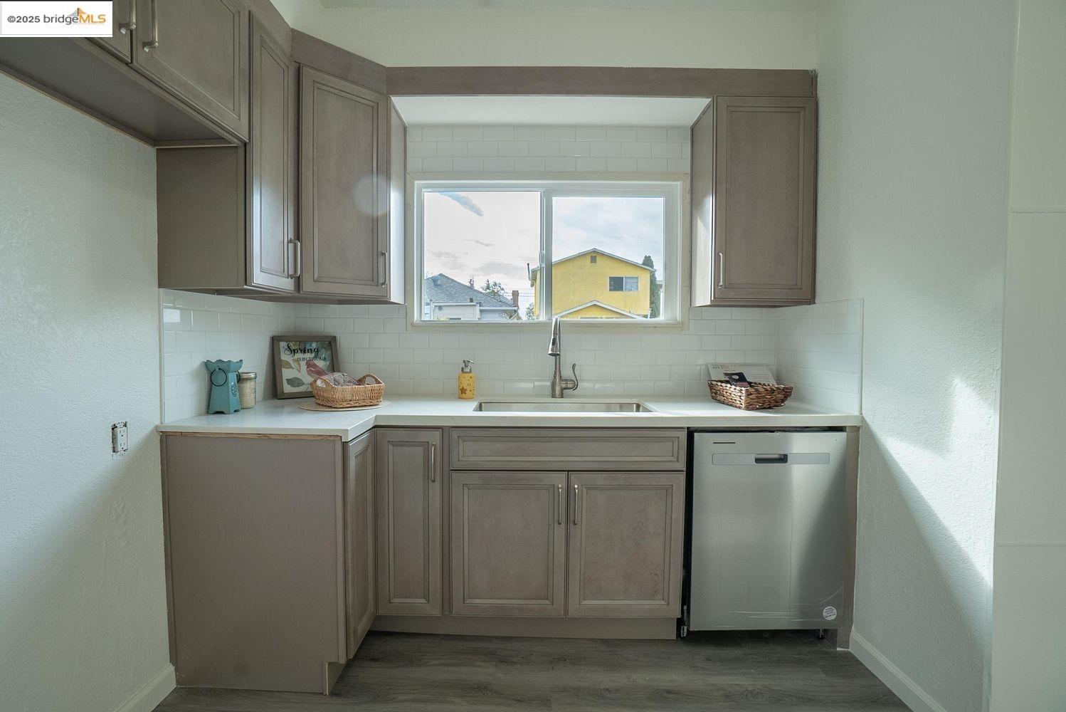 Detail Gallery Image 6 of 12 For 2709 California Street, Berkeley,  CA 94703 - 2 Beds | 1 Baths