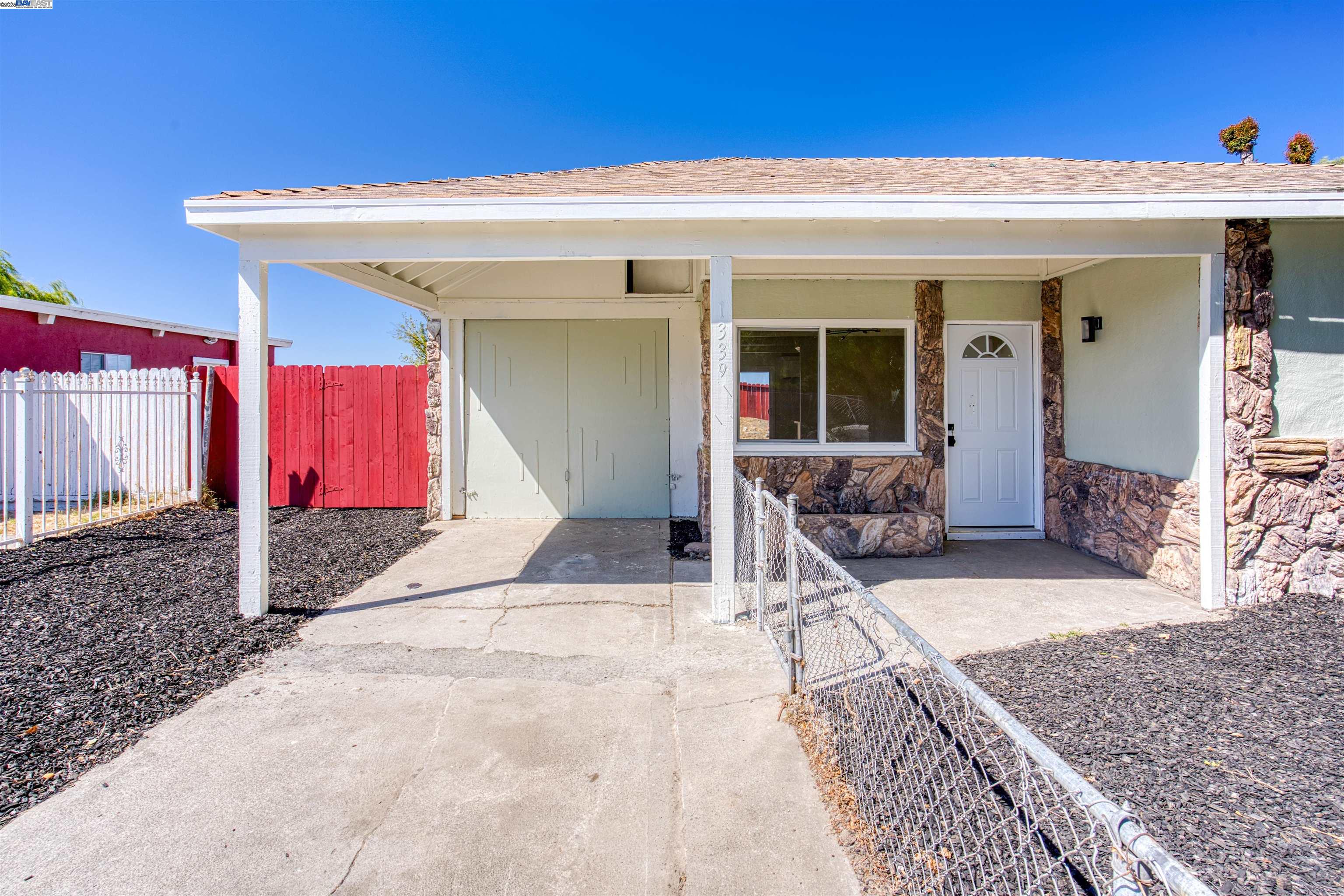 Detail Gallery Image 3 of 26 For 1339 Lettia Rd, San Pablo,  CA 94806 - 3 Beds | 1 Baths