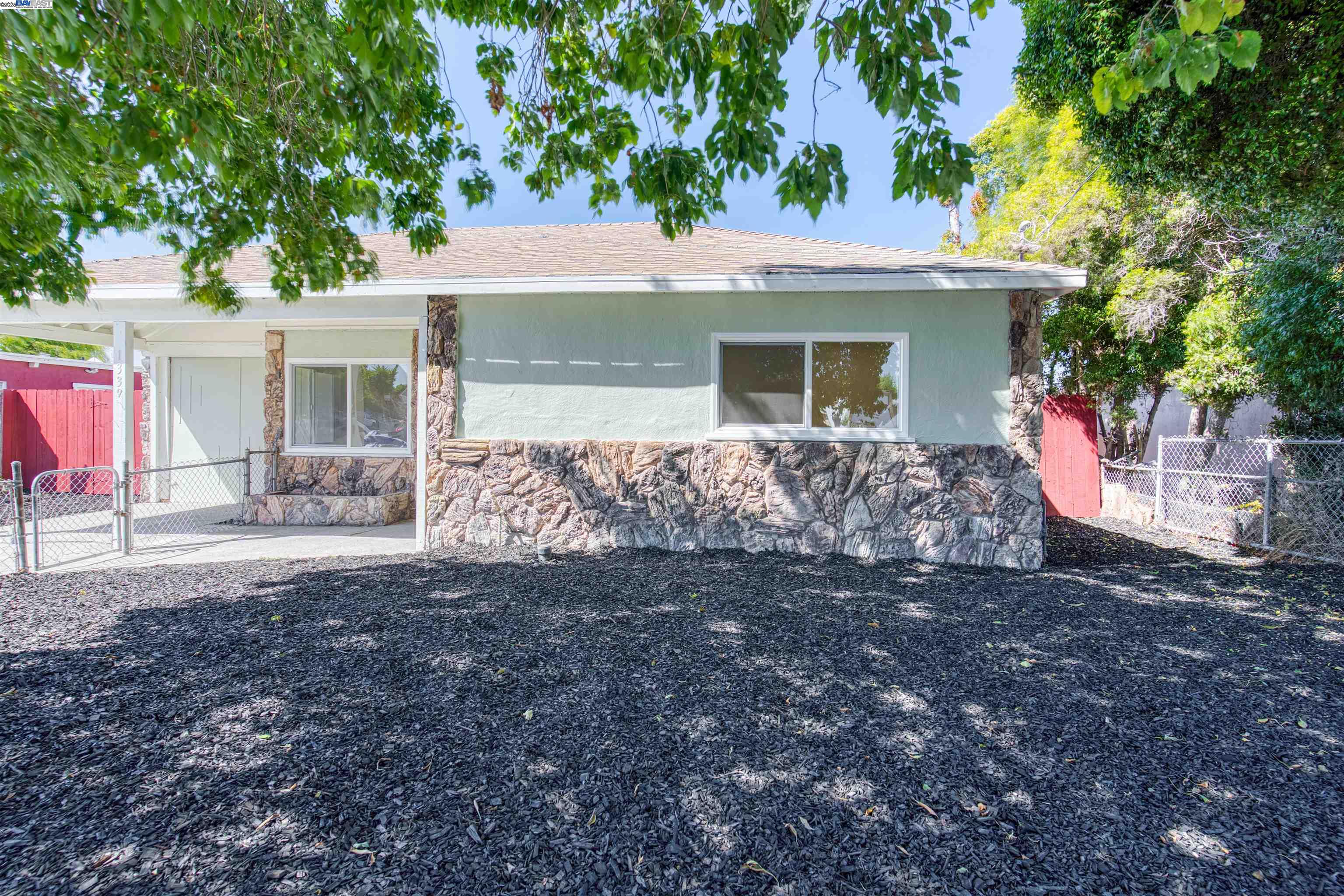 Detail Gallery Image 5 of 26 For 1339 Lettia Rd, San Pablo,  CA 94806 - 3 Beds | 1 Baths