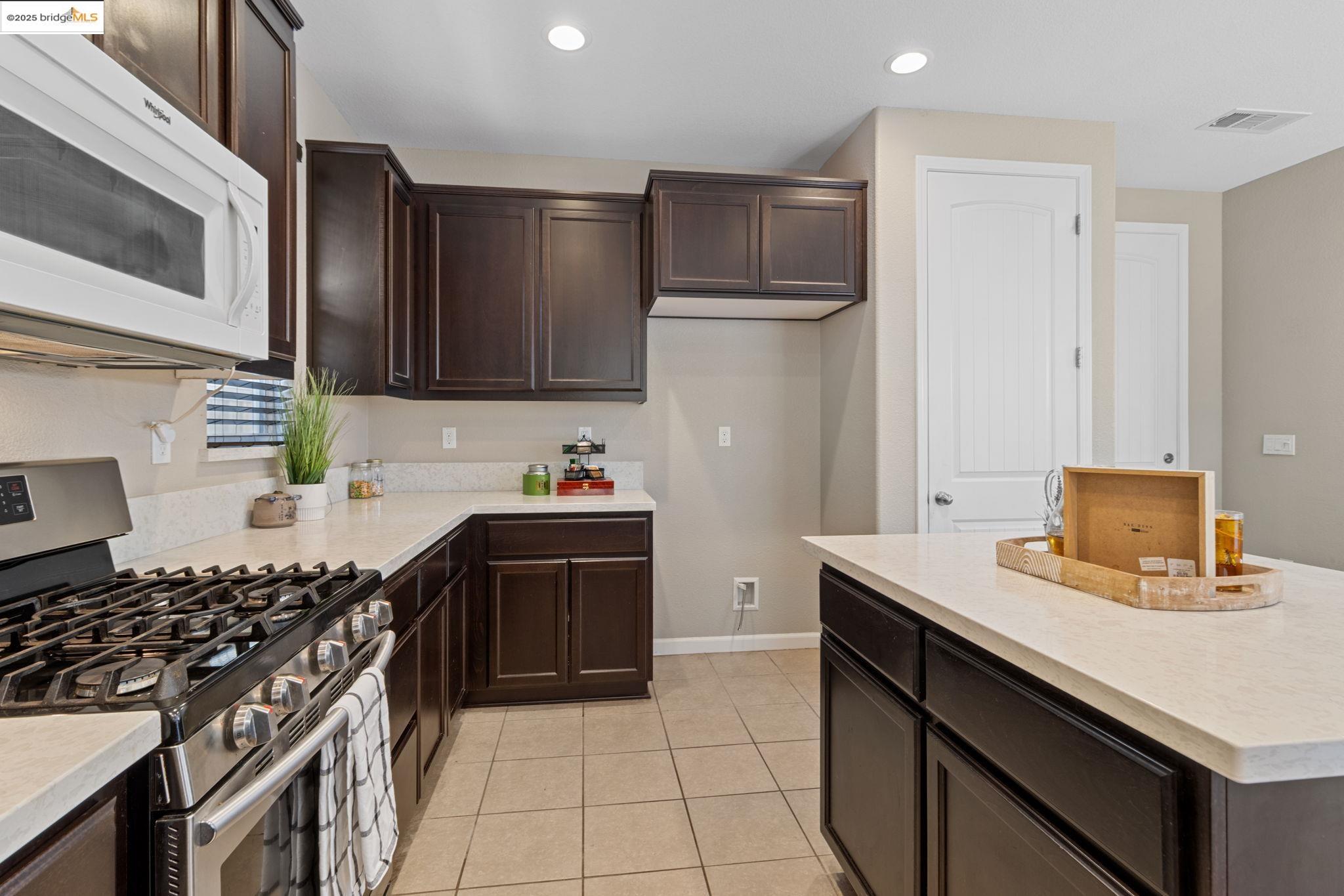 Detail Gallery Image 19 of 52 For 2218 Toscana Dr, Pittsburg,  CA 94565 - 5 Beds | 3 Baths