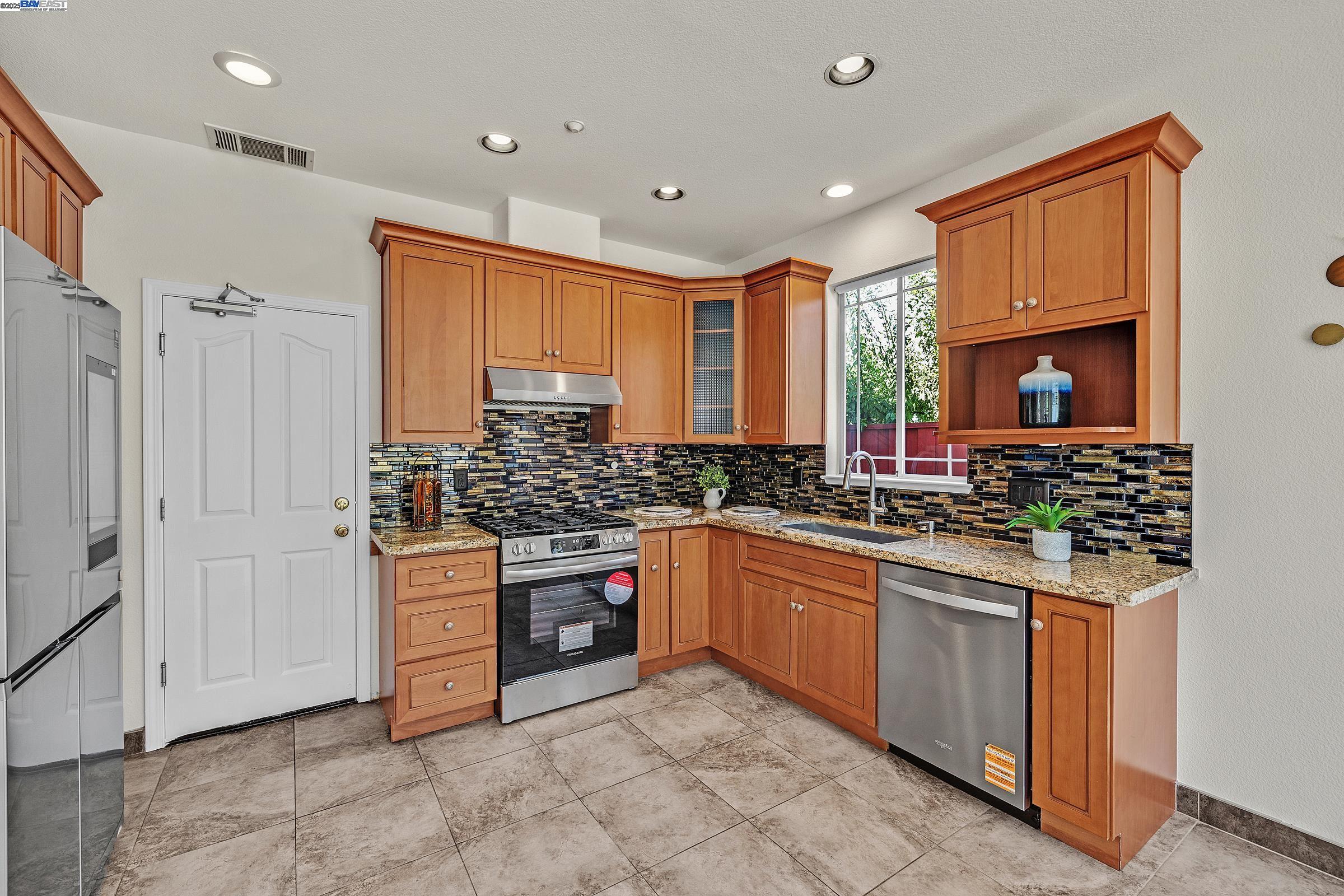 Detail Gallery Image 9 of 35 For 100 Arroyo Ct, Union City,  CA 94587 - 3 Beds | 2/1 Baths