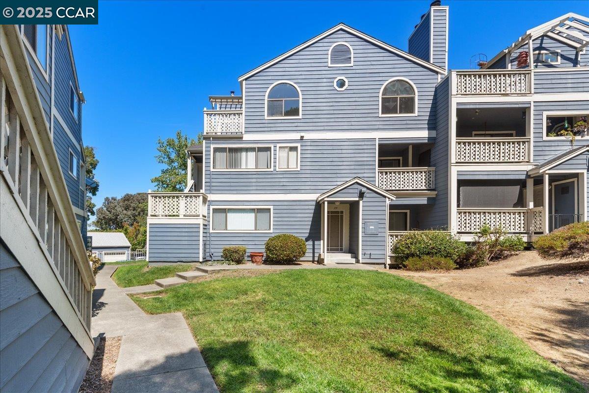 Detail Gallery Image 1 of 36 For 219 Sea Crest Cir, Vallejo,  CA 94590 - 2 Beds | 2/1 Baths