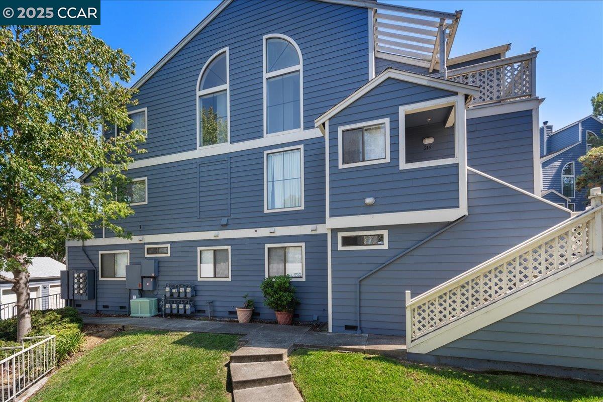 Detail Gallery Image 2 of 36 For 219 Sea Crest Cir, Vallejo,  CA 94590 - 2 Beds | 2/1 Baths