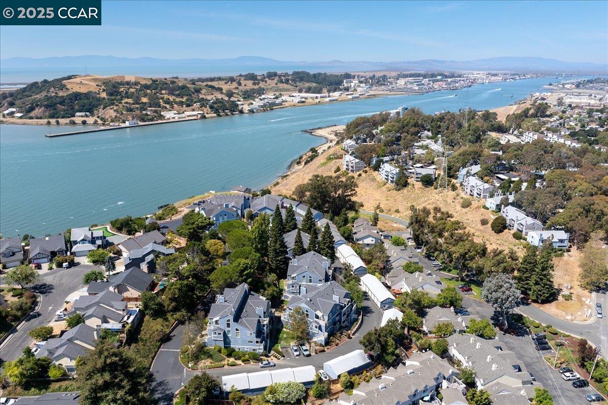 Detail Gallery Image 3 of 36 For 219 Sea Crest Cir, Vallejo,  CA 94590 - 2 Beds | 2/1 Baths
