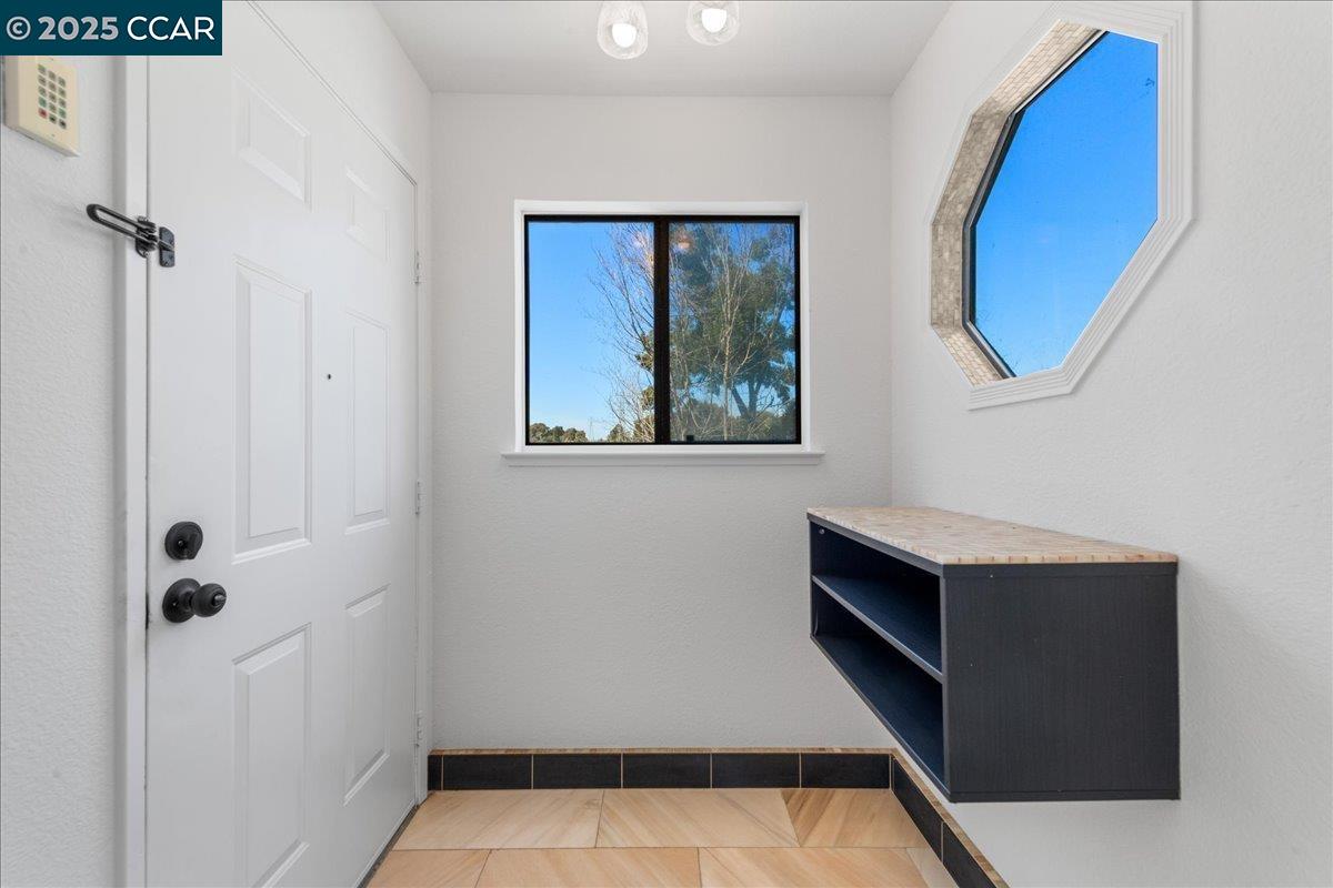 Detail Gallery Image 6 of 36 For 219 Sea Crest Cir, Vallejo,  CA 94590 - 2 Beds | 2/1 Baths