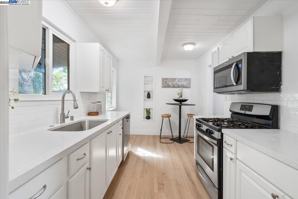 Detail Gallery Image 14 of 51 For 2082 Overhill Rd, Concord,  CA 94520 - 4 Beds | 2 Baths