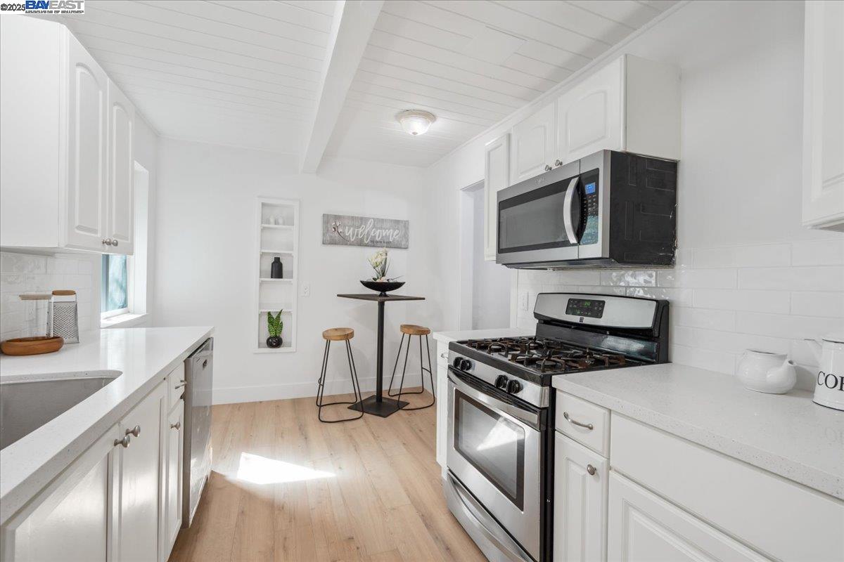 Detail Gallery Image 16 of 51 For 2082 Overhill Rd, Concord,  CA 94520 - 4 Beds | 2 Baths