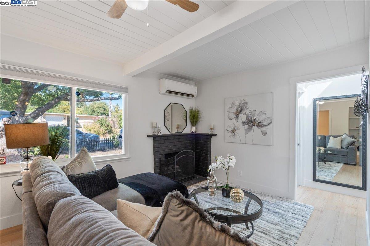 Detail Gallery Image 7 of 51 For 2082 Overhill Rd, Concord,  CA 94520 - 4 Beds | 2 Baths