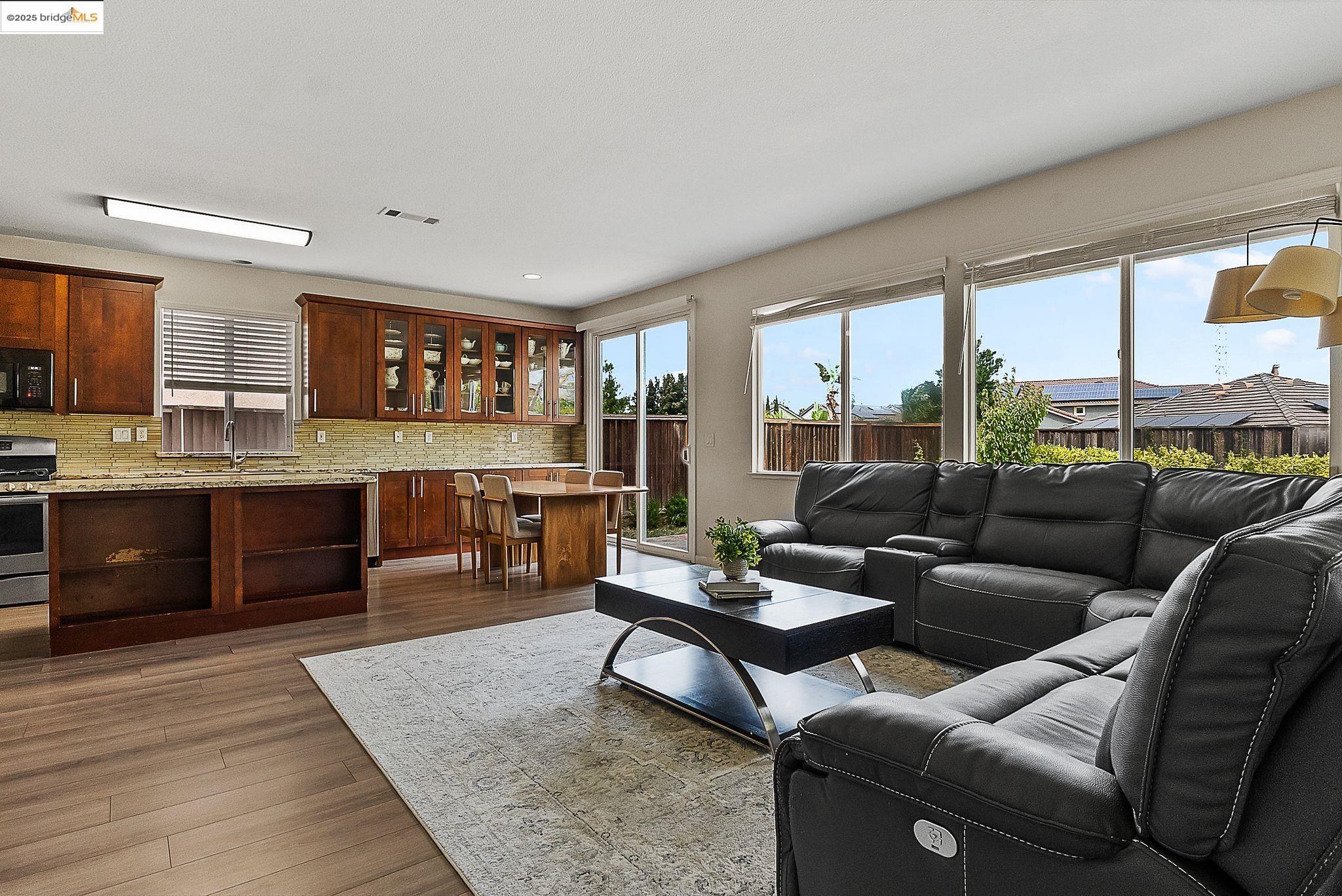 Detail Gallery Image 4 of 44 For 2393 Fieldgate Dr, Pittsburg,  CA 94565 - 4 Beds | 3 Baths