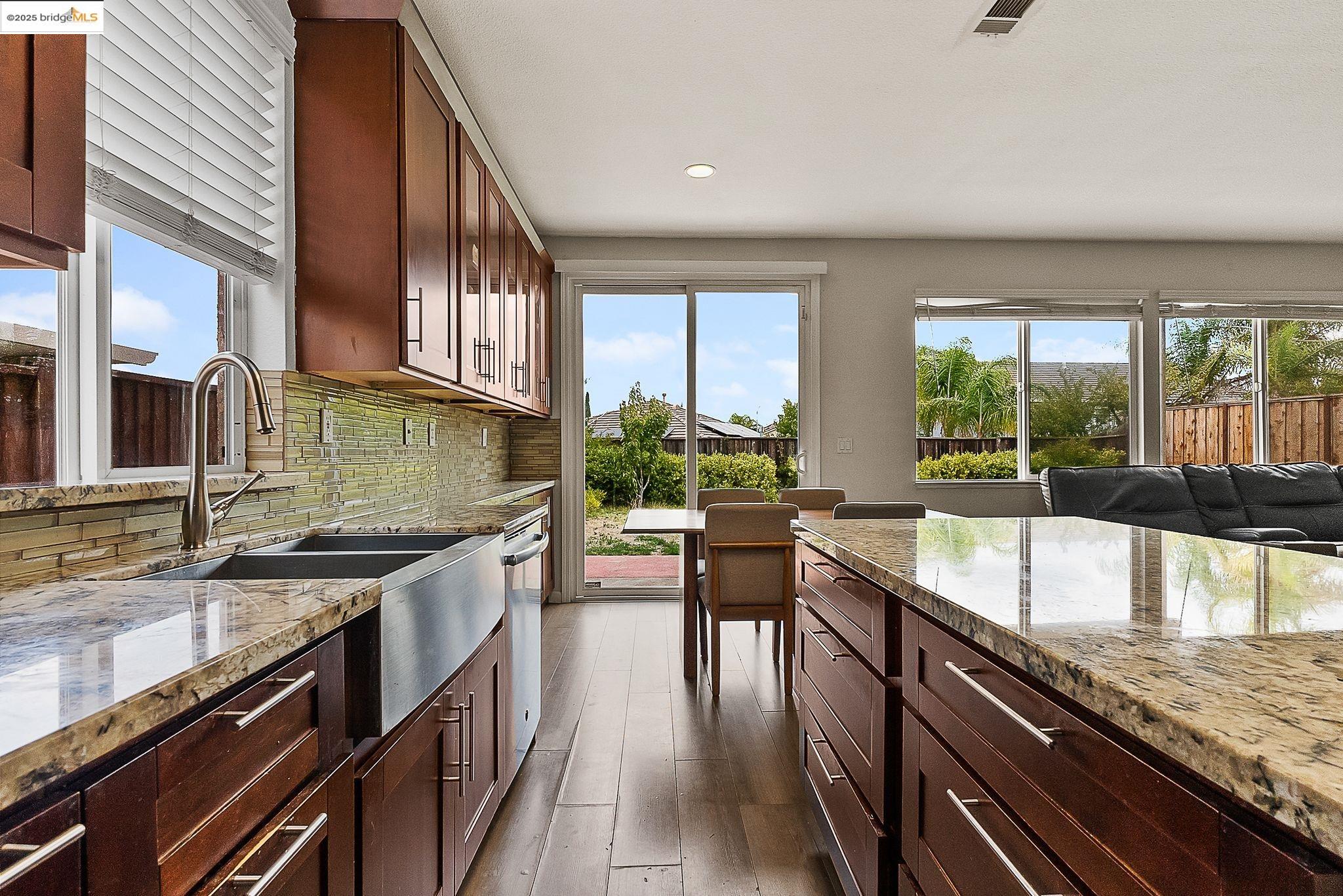 Detail Gallery Image 6 of 44 For 2393 Fieldgate Dr, Pittsburg,  CA 94565 - 4 Beds | 3 Baths