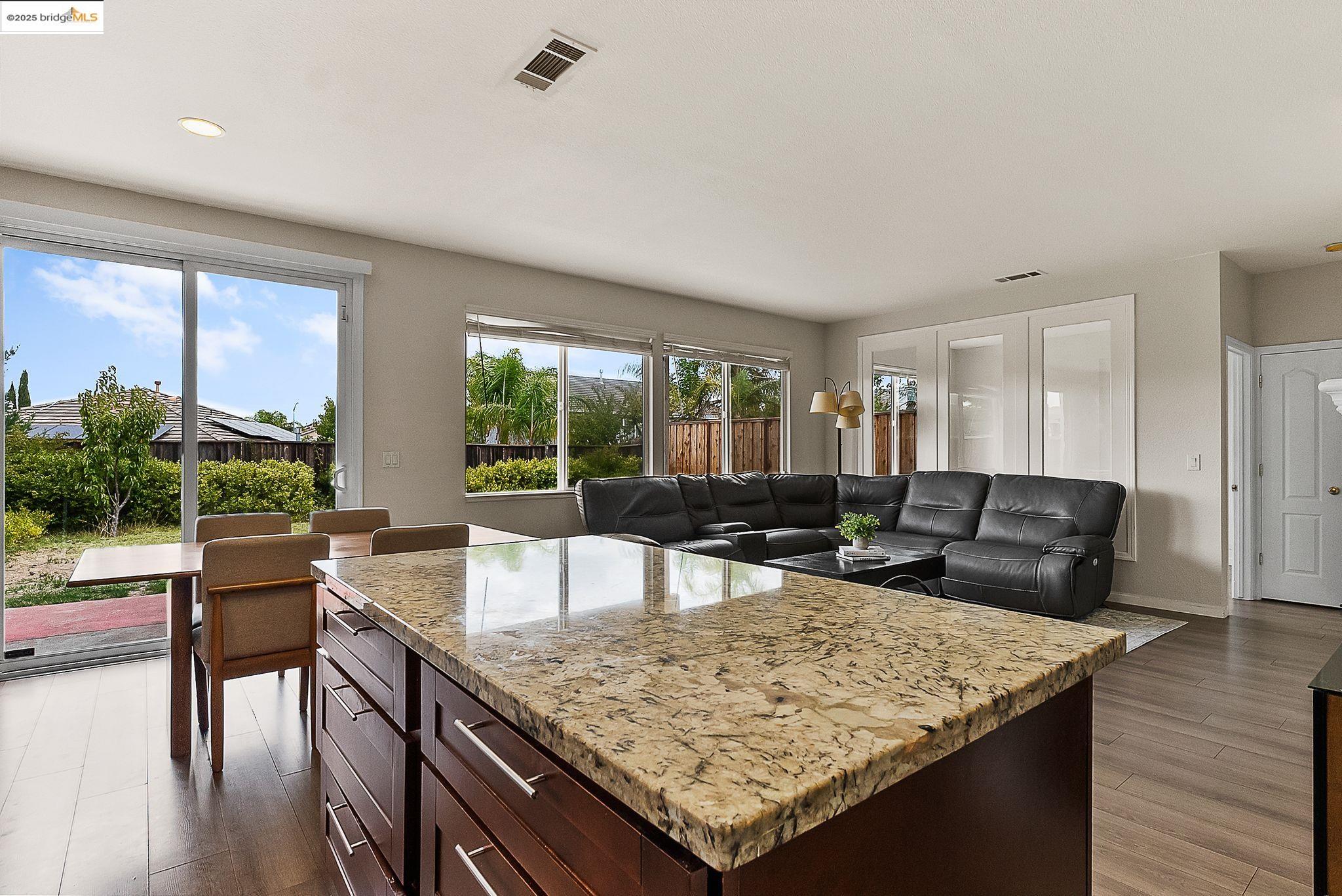 Detail Gallery Image 9 of 44 For 2393 Fieldgate Dr, Pittsburg,  CA 94565 - 4 Beds | 3 Baths