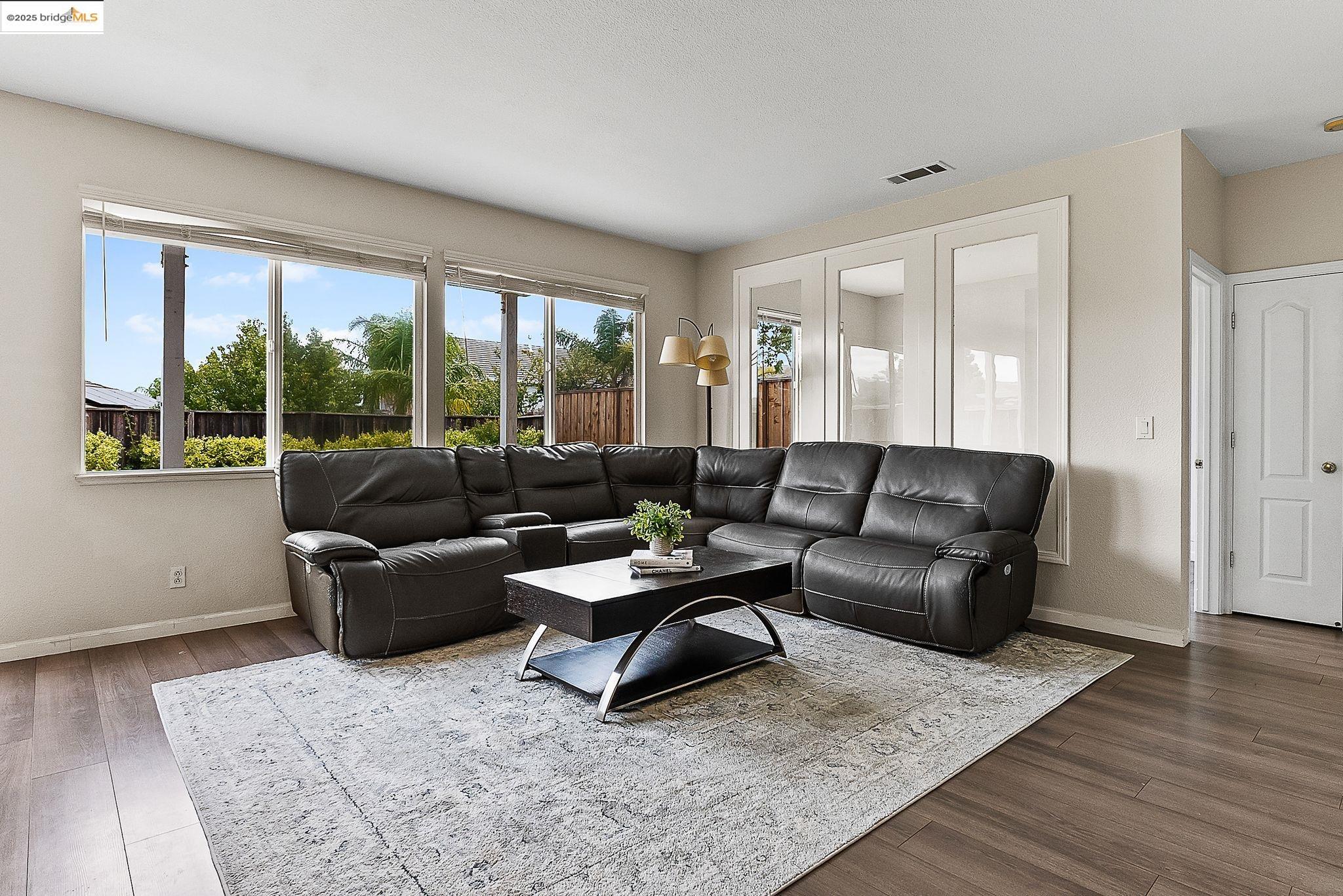 Detail Gallery Image 10 of 44 For 2393 Fieldgate Dr, Pittsburg,  CA 94565 - 4 Beds | 3 Baths