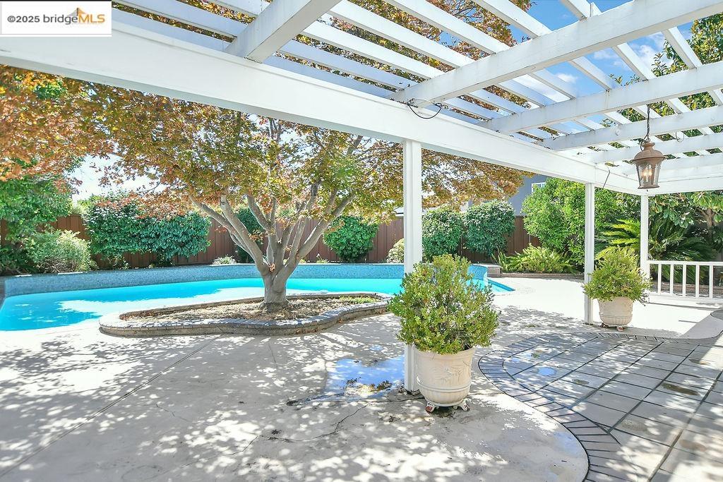 Detail Gallery Image 13 of 16 For 154 Joaquin Cir, Danville,  CA 94526 - 4 Beds | 3 Baths