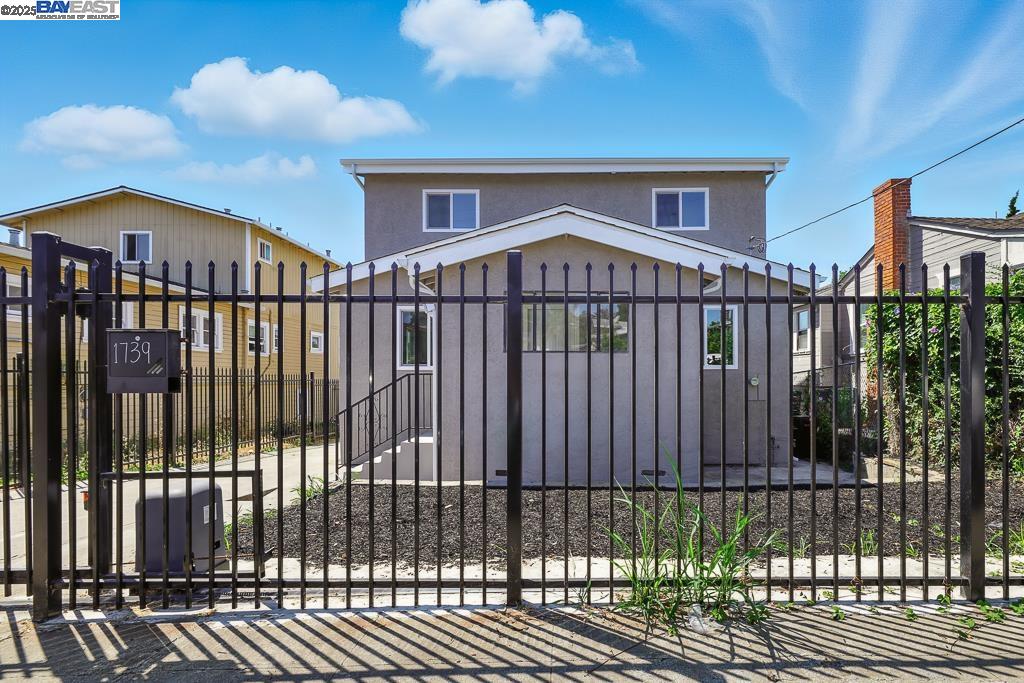 Detail Gallery Image 2 of 57 For 1739 E 22nd St, Oakland,  CA 94606 - 5 Beds | 2 Baths