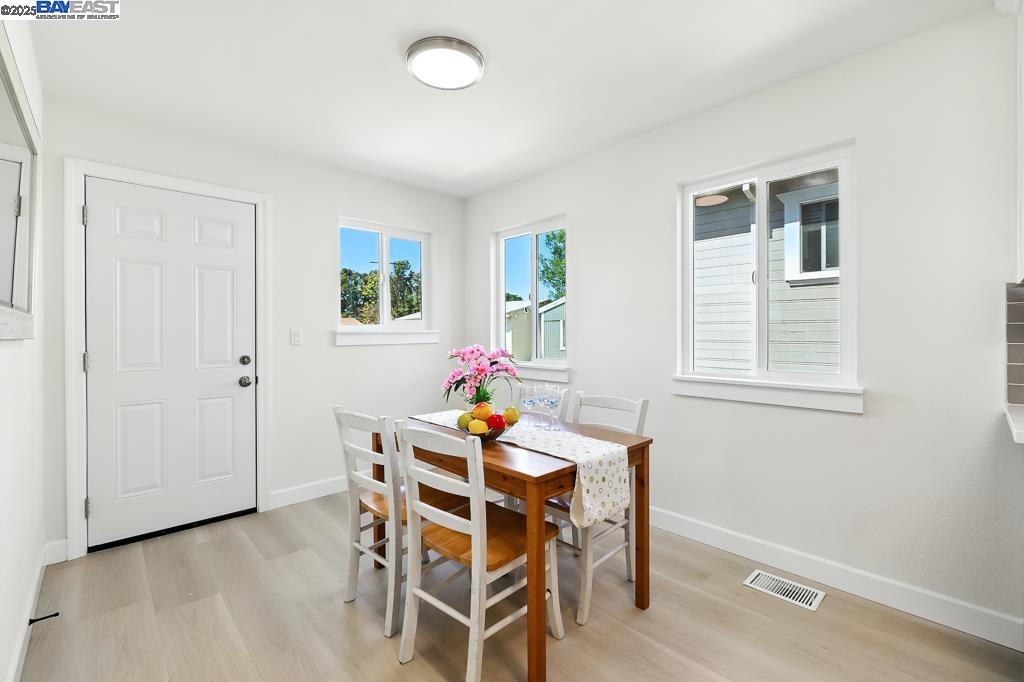 Detail Gallery Image 19 of 57 For 1739 E 22nd St, Oakland,  CA 94606 - 5 Beds | 2 Baths