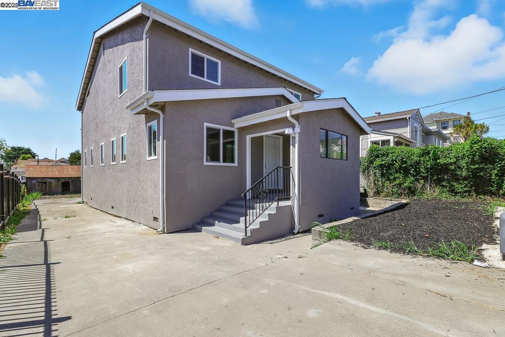 Detail Gallery Image 3 of 57 For 1739 E 22nd St, Oakland,  CA 94606 - 5 Beds | 2 Baths