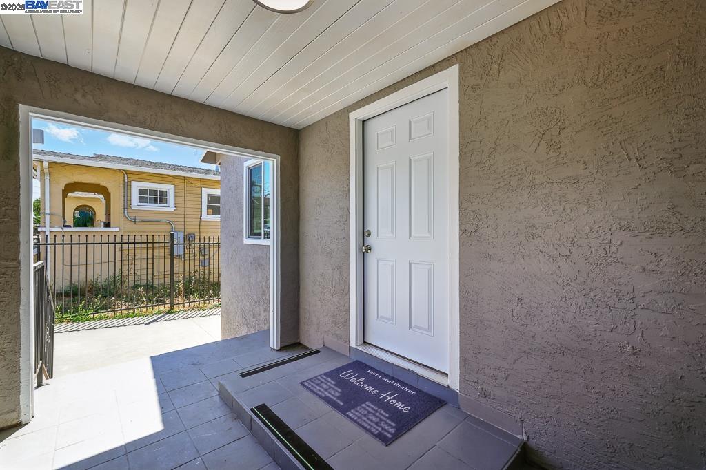 Detail Gallery Image 4 of 57 For 1739 E 22nd St, Oakland,  CA 94606 - 5 Beds | 2 Baths