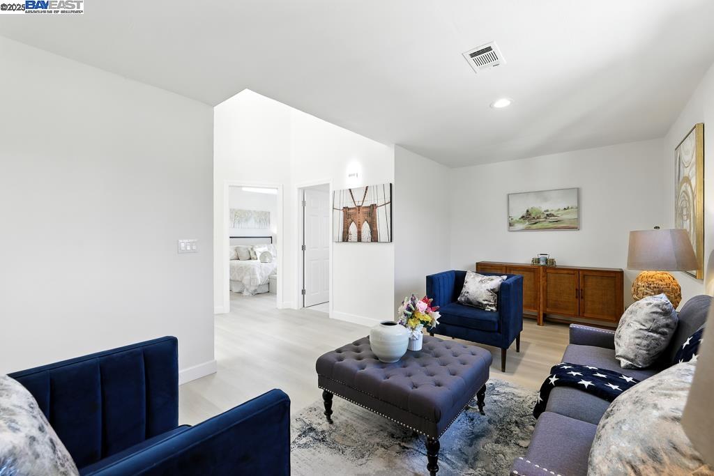 Detail Gallery Image 35 of 57 For 1739 E 22nd St, Oakland,  CA 94606 - 5 Beds | 2 Baths