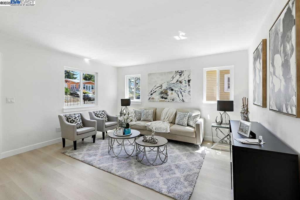 Detail Gallery Image 5 of 57 For 1739 E 22nd St, Oakland,  CA 94606 - 5 Beds | 2 Baths