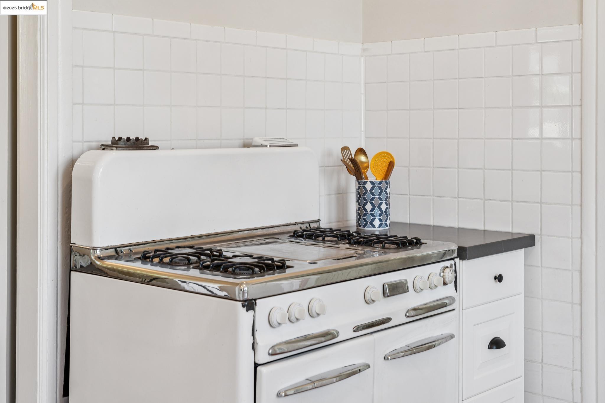Detail Gallery Image 13 of 60 For 4020 Maybelle Ave, Oakland,  CA 94619 - 3 Beds | 2 Baths
