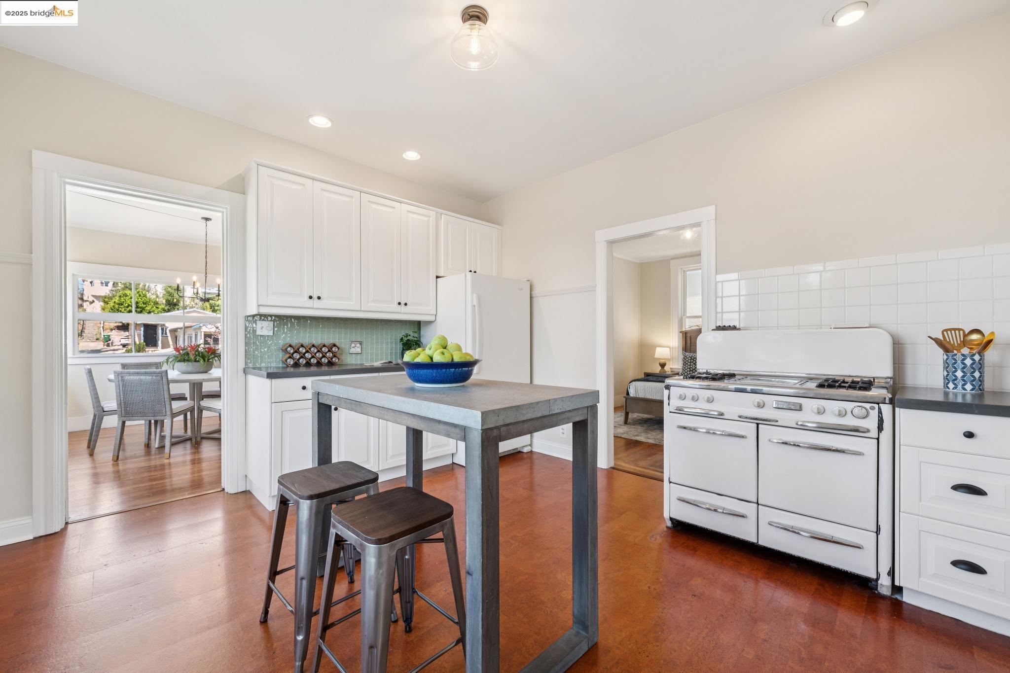 Detail Gallery Image 14 of 60 For 4020 Maybelle Ave, Oakland,  CA 94619 - 3 Beds | 2 Baths