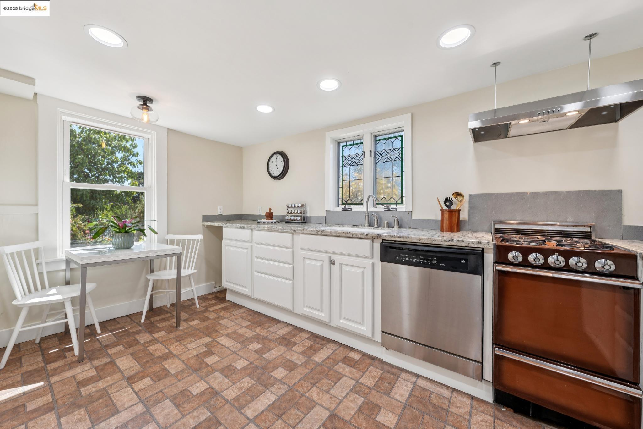 Detail Gallery Image 45 of 60 For 4020 Maybelle Ave, Oakland,  CA 94619 - 3 Beds | 2 Baths