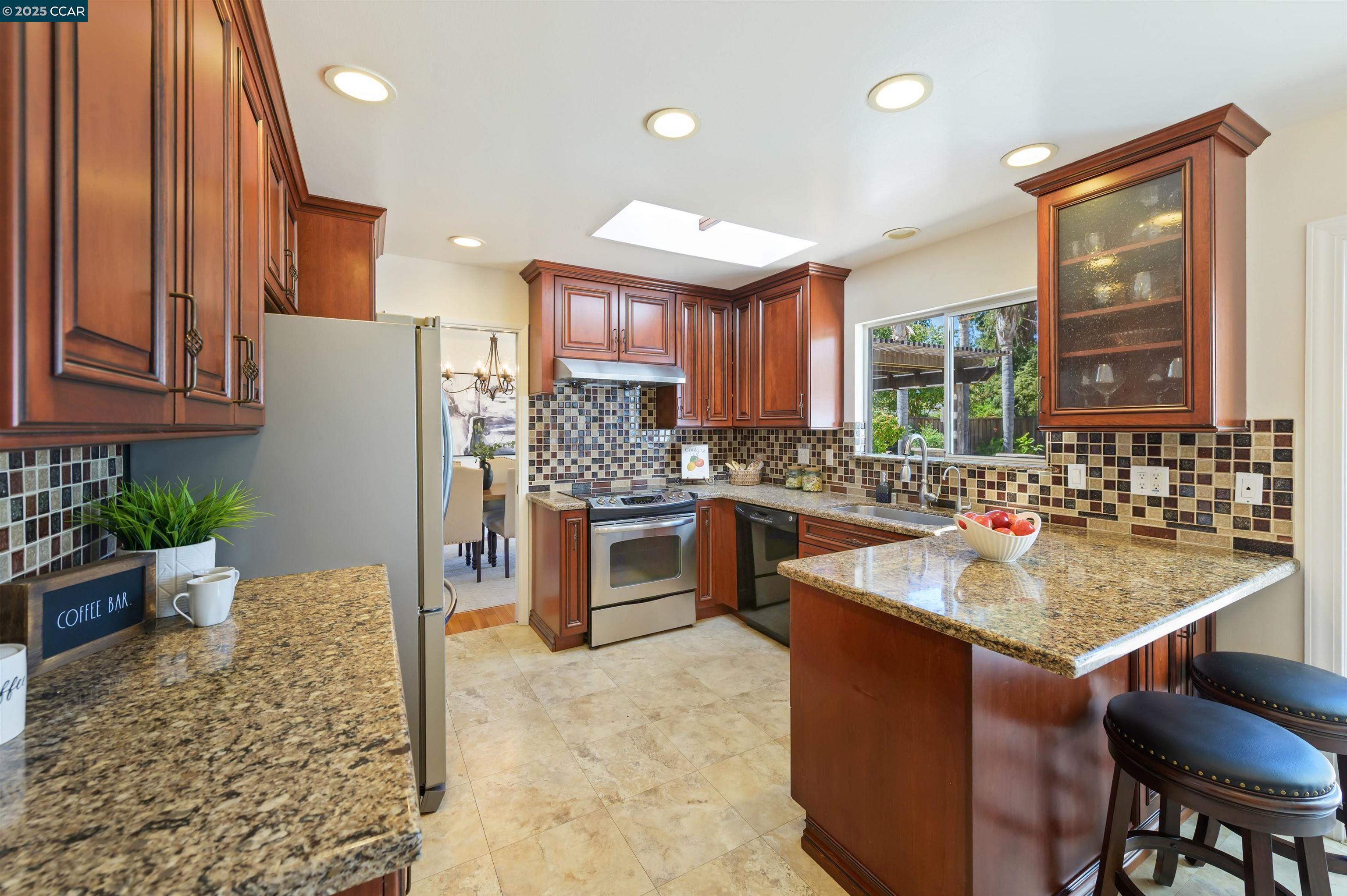 Detail Gallery Image 11 of 41 For 2172 La Salle Dr, Walnut Creek,  CA 94598 - 4 Beds | 2/1 Baths