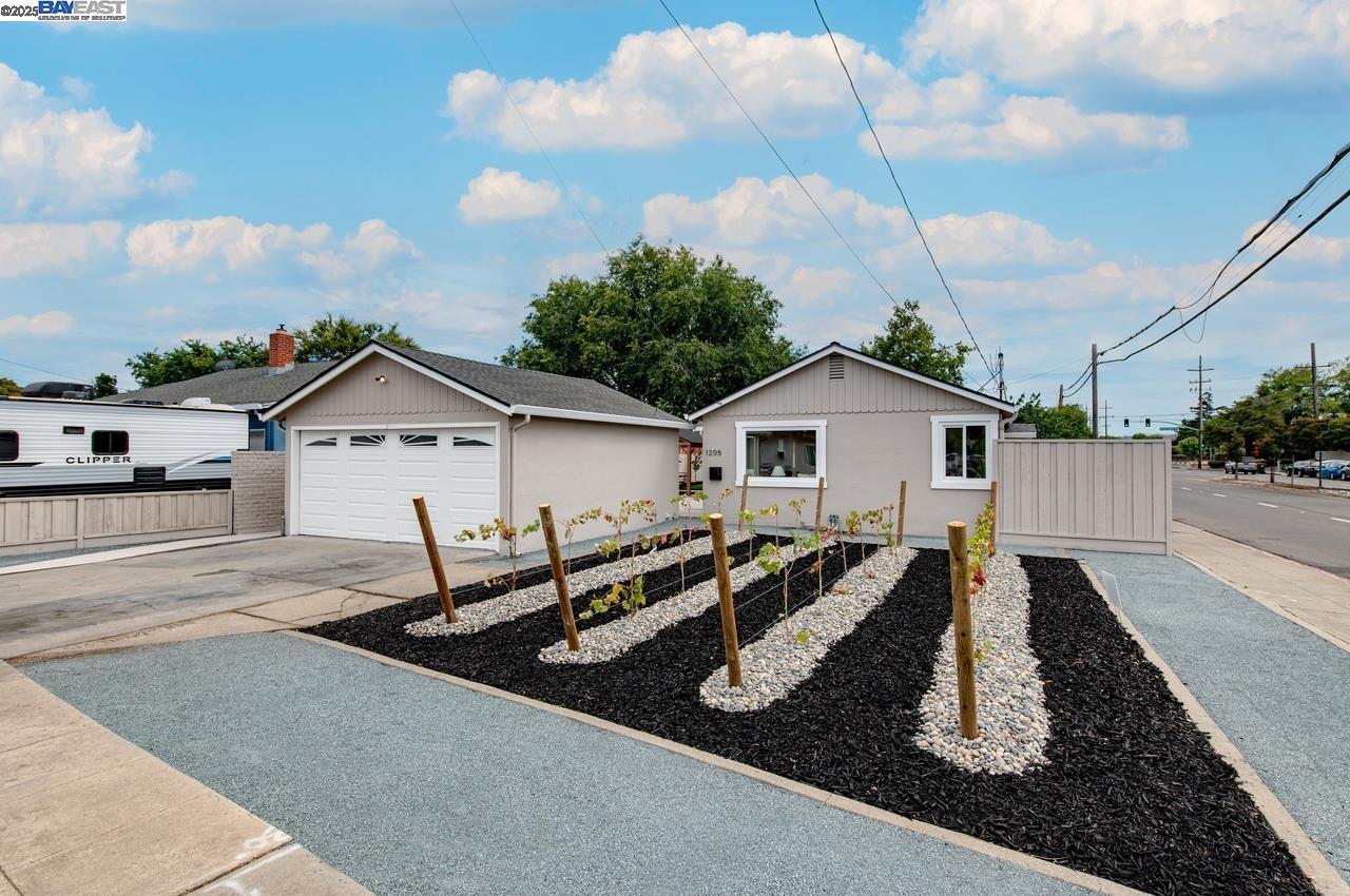 Detail Gallery Image 2 of 14 For 1205 Marguerite St, Livermore,  CA 94550 - 2 Beds | 1 Baths
