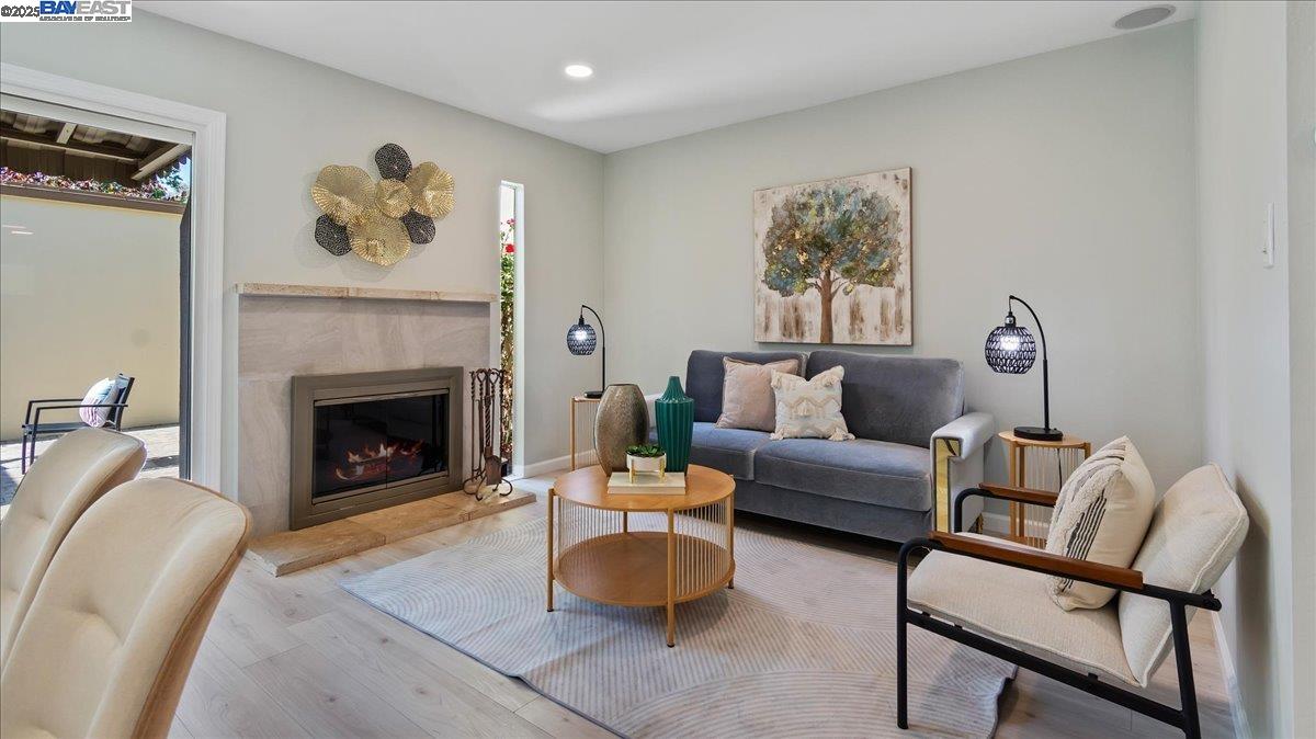 Detail Gallery Image 8 of 37 For 3027 Alta Vista, Alameda,  CA 94502 - 2 Beds | 2 Baths