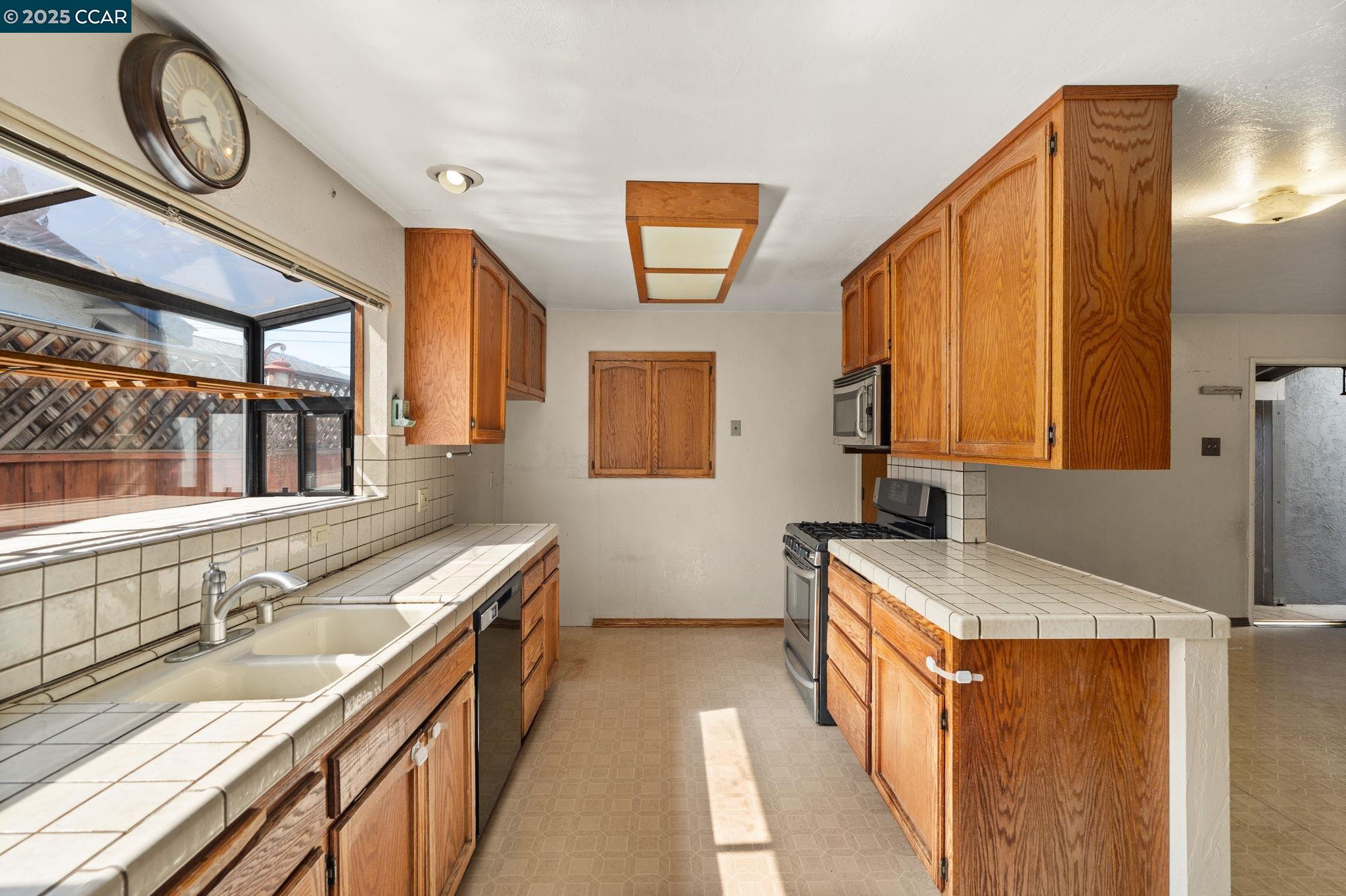 Detail Gallery Image 6 of 35 For 3478 Esperanza Drive, Concord,  CA 94519 - 4 Beds | 3 Baths