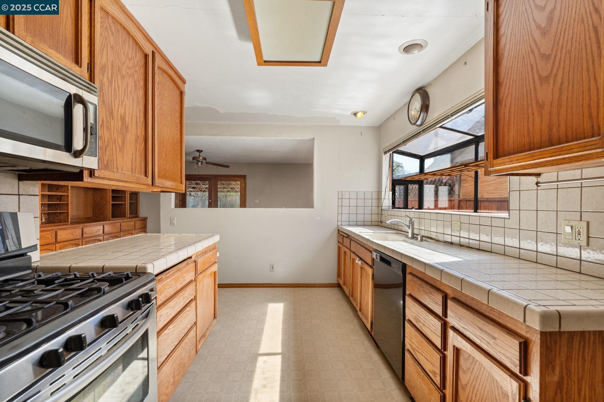 Detail Gallery Image 8 of 35 For 3478 Esperanza Drive, Concord,  CA 94519 - 4 Beds | 3 Baths