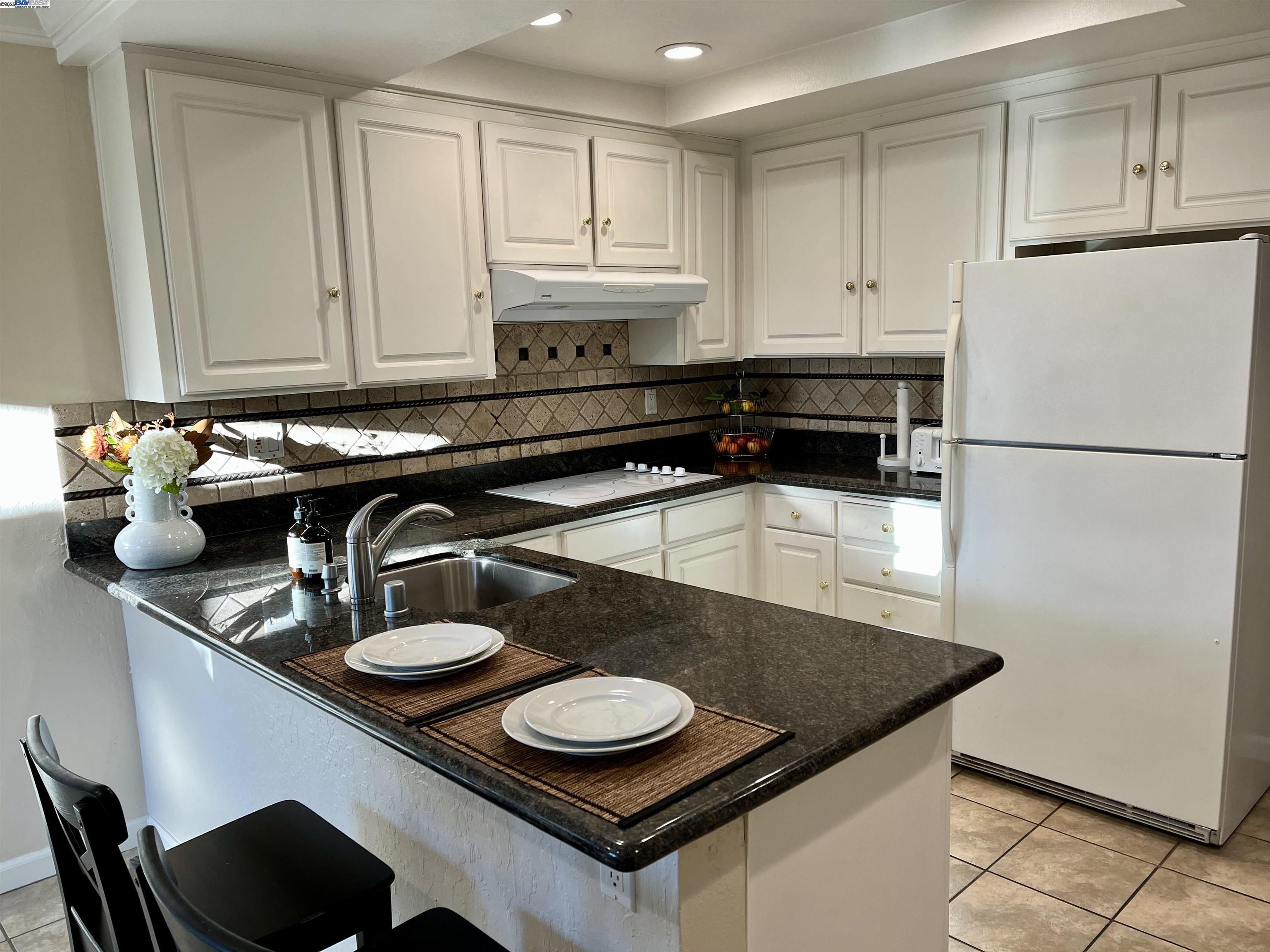 Detail Gallery Image 3 of 15 For 77 Tweed Ln, Danville,  CA 94526 - 2 Beds | 2 Baths