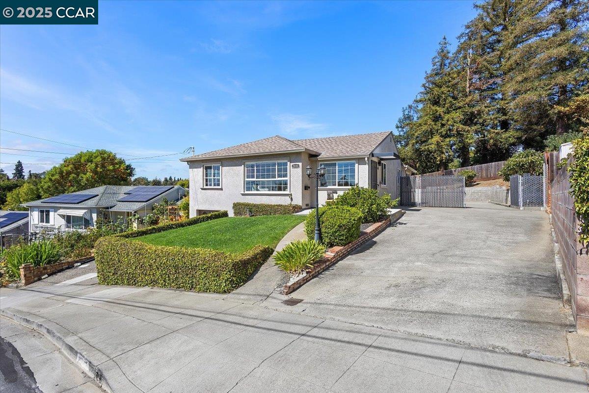 Detail Gallery Image 5 of 50 For 5030 Ray Ave, Castro Valley,  CA 94546 - 4 Beds | 2 Baths