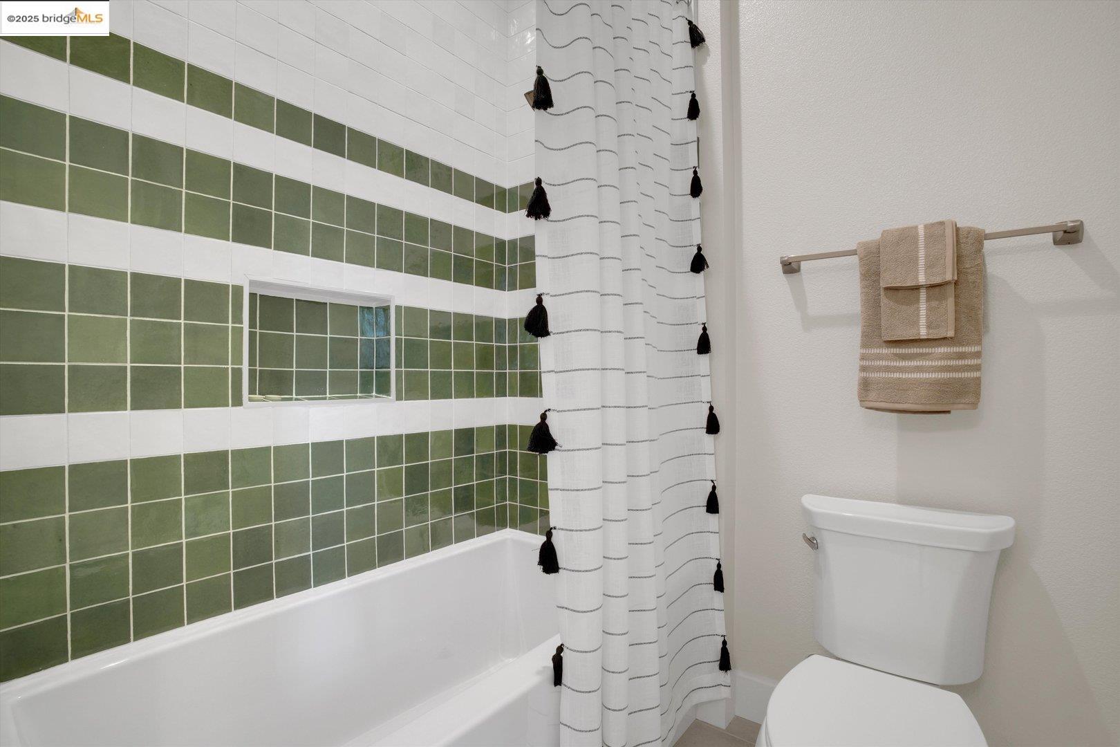 Detail Gallery Image 8 of 38 For 158 Continente Ave, Brentwood,  CA 94513 - 4 Beds | 3/1 Baths