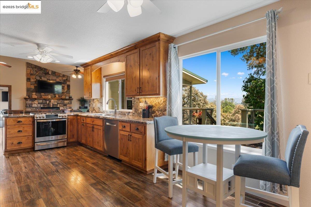 Detail Gallery Image 11 of 60 For 11020 Homestead Ln, Penn Valley,  CA 95946 - 3 Beds | 2 Baths