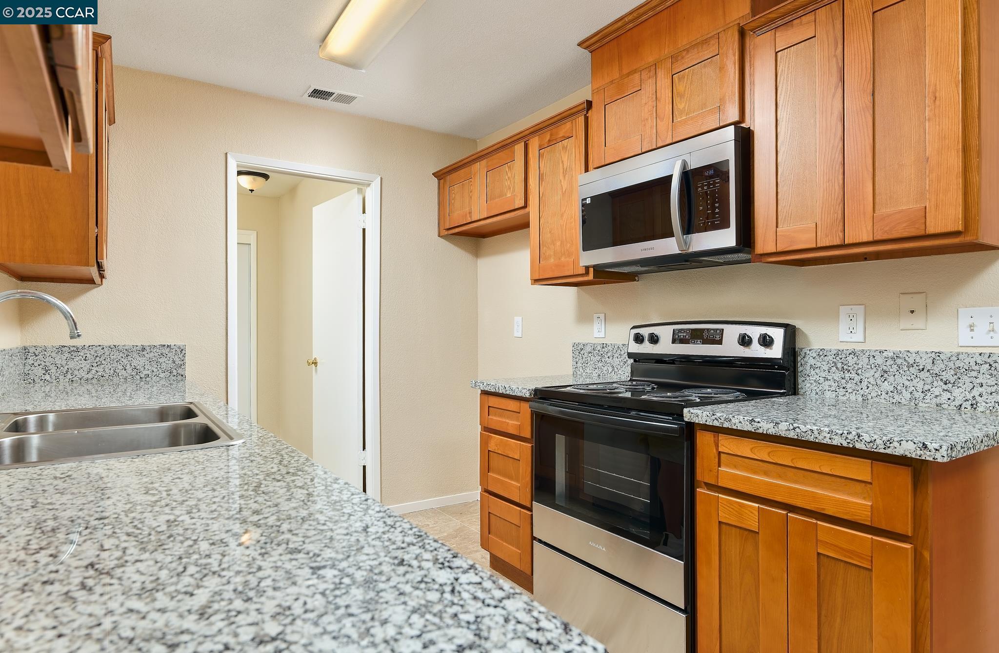 Detail Gallery Image 3 of 22 For 7696 20th Ave, Sacramento,  CA 95820 - 4 Beds | 2 Baths