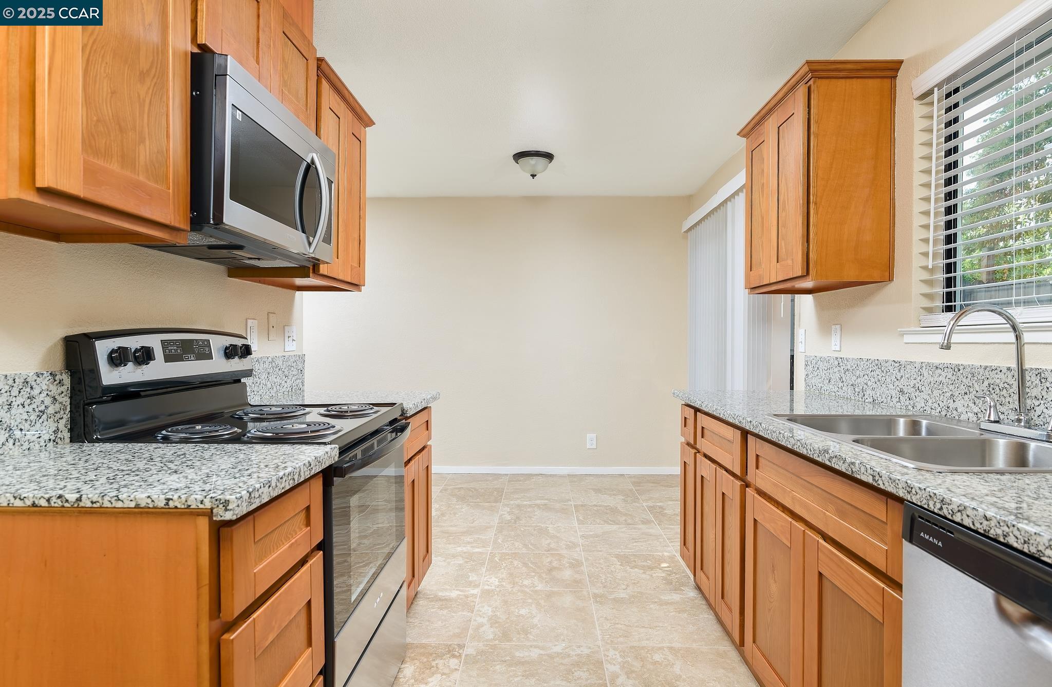 Detail Gallery Image 4 of 22 For 7696 20th Ave, Sacramento,  CA 95820 - 4 Beds | 2 Baths