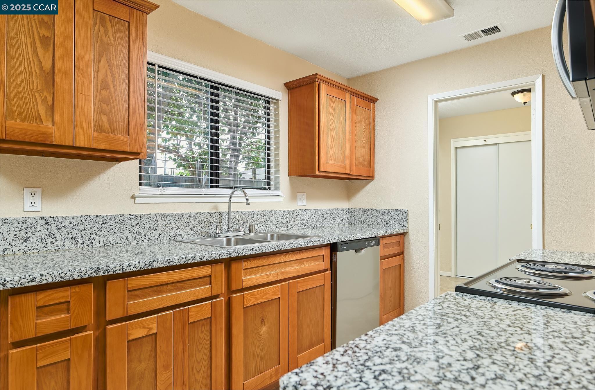 Detail Gallery Image 5 of 22 For 7696 20th Ave, Sacramento,  CA 95820 - 4 Beds | 2 Baths