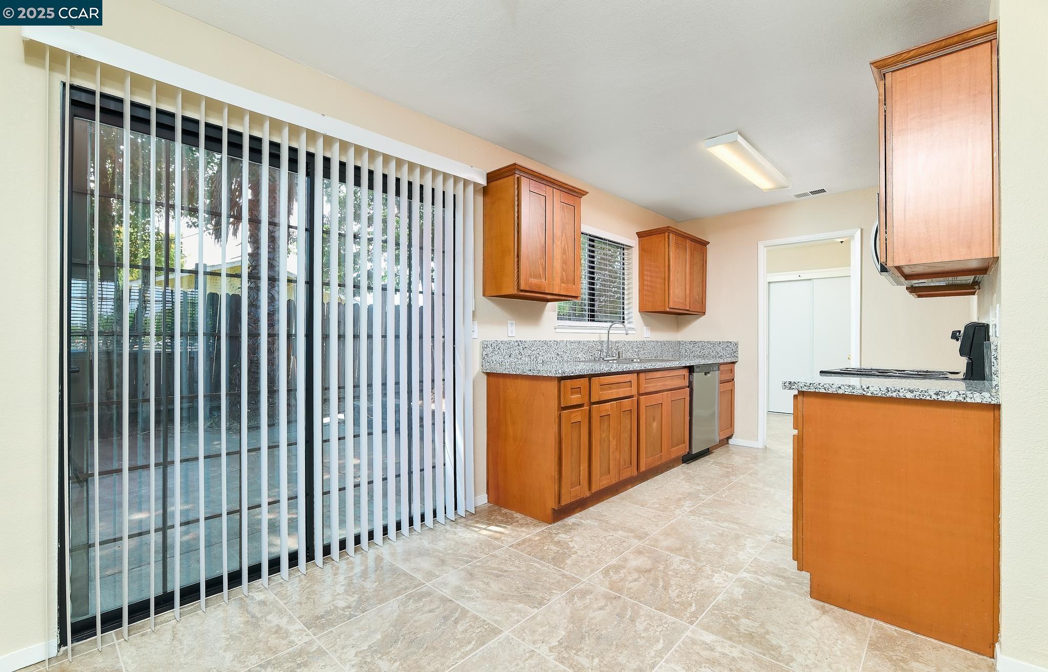 Detail Gallery Image 6 of 22 For 7696 20th Ave, Sacramento,  CA 95820 - 4 Beds | 2 Baths