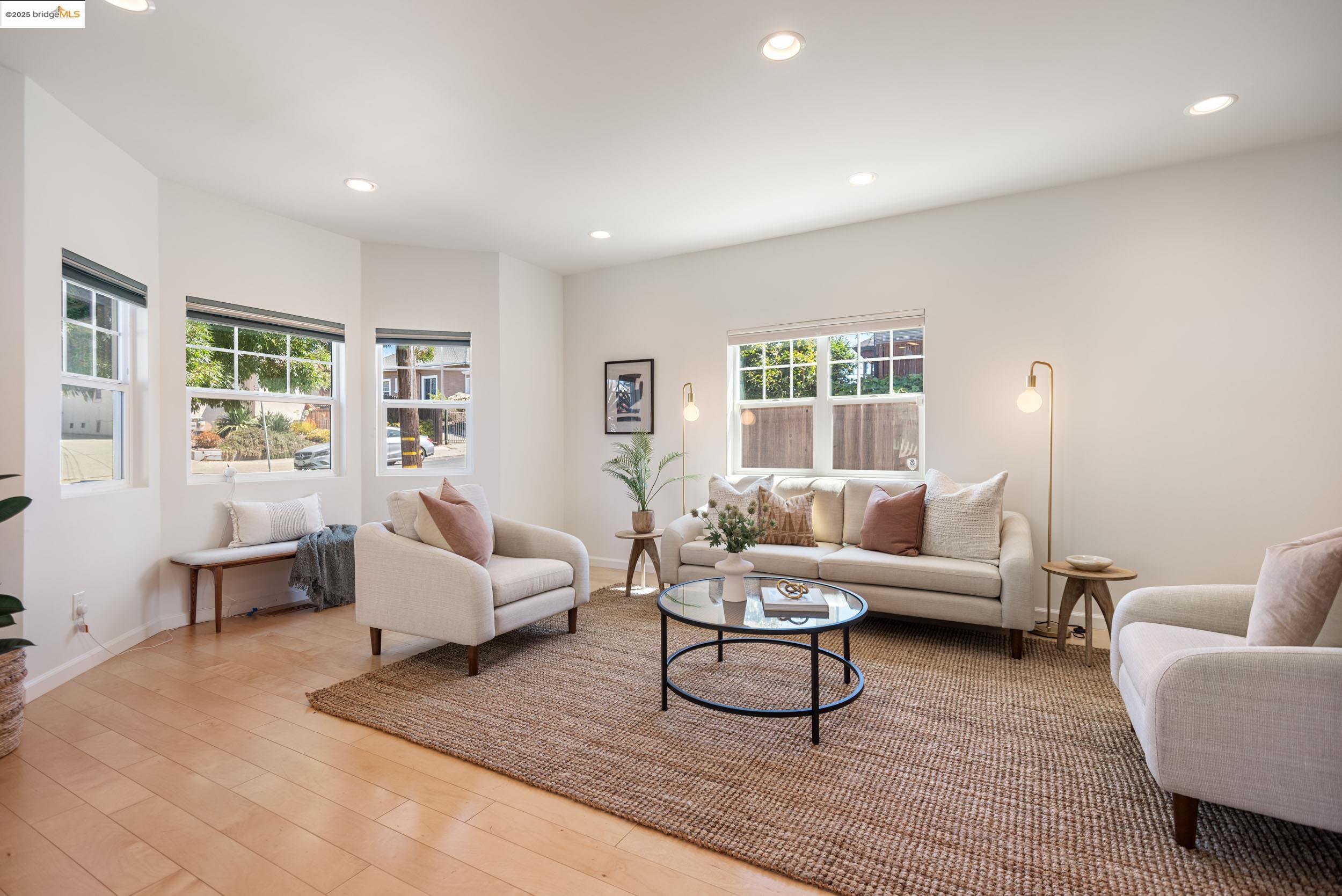 Detail Gallery Image 2 of 33 For 2221 E 31st St, Oakland,  CA 94602 - 3 Beds | 2/1 Baths