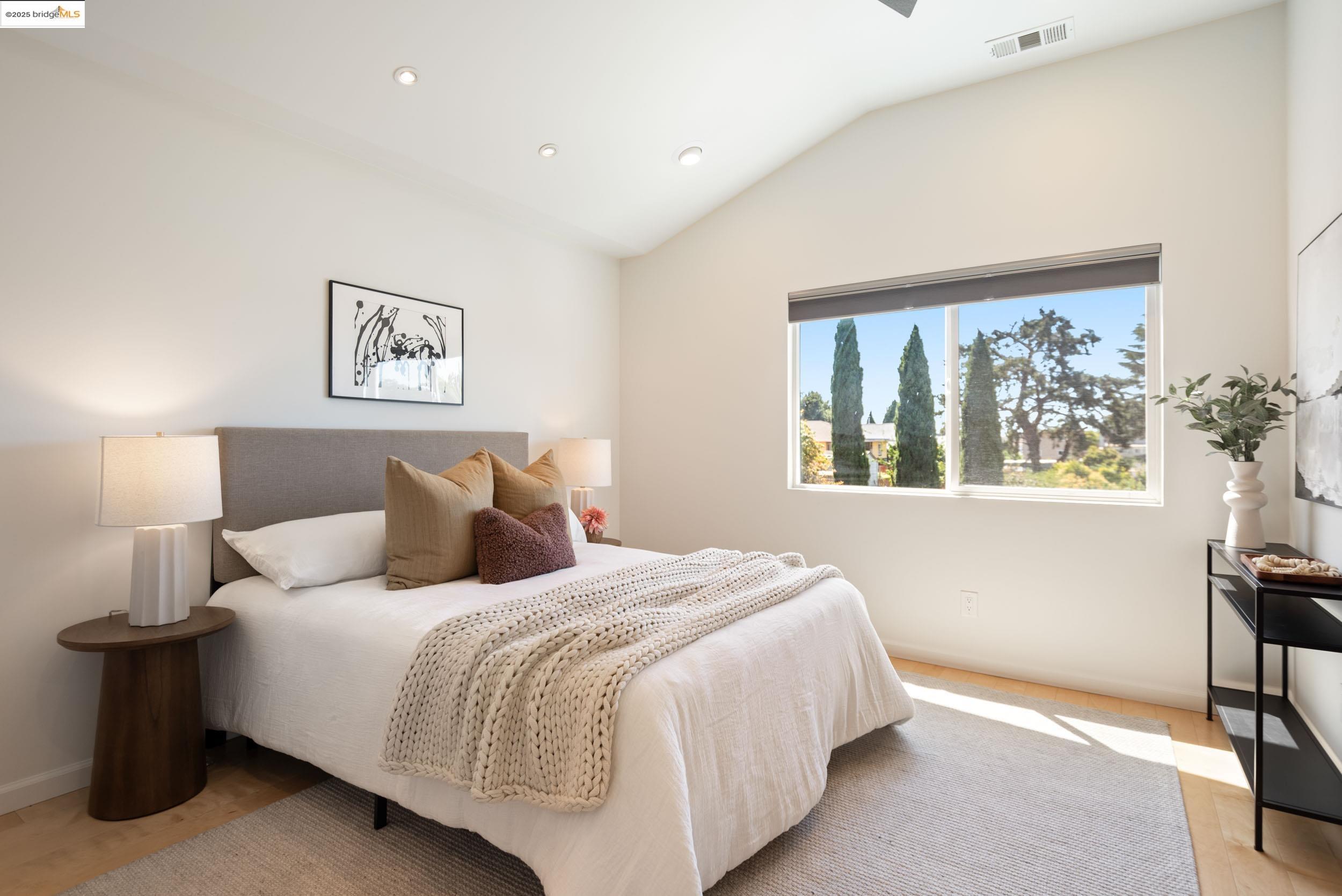 Detail Gallery Image 12 of 33 For 2221 E 31st St, Oakland,  CA 94602 - 3 Beds | 2/1 Baths