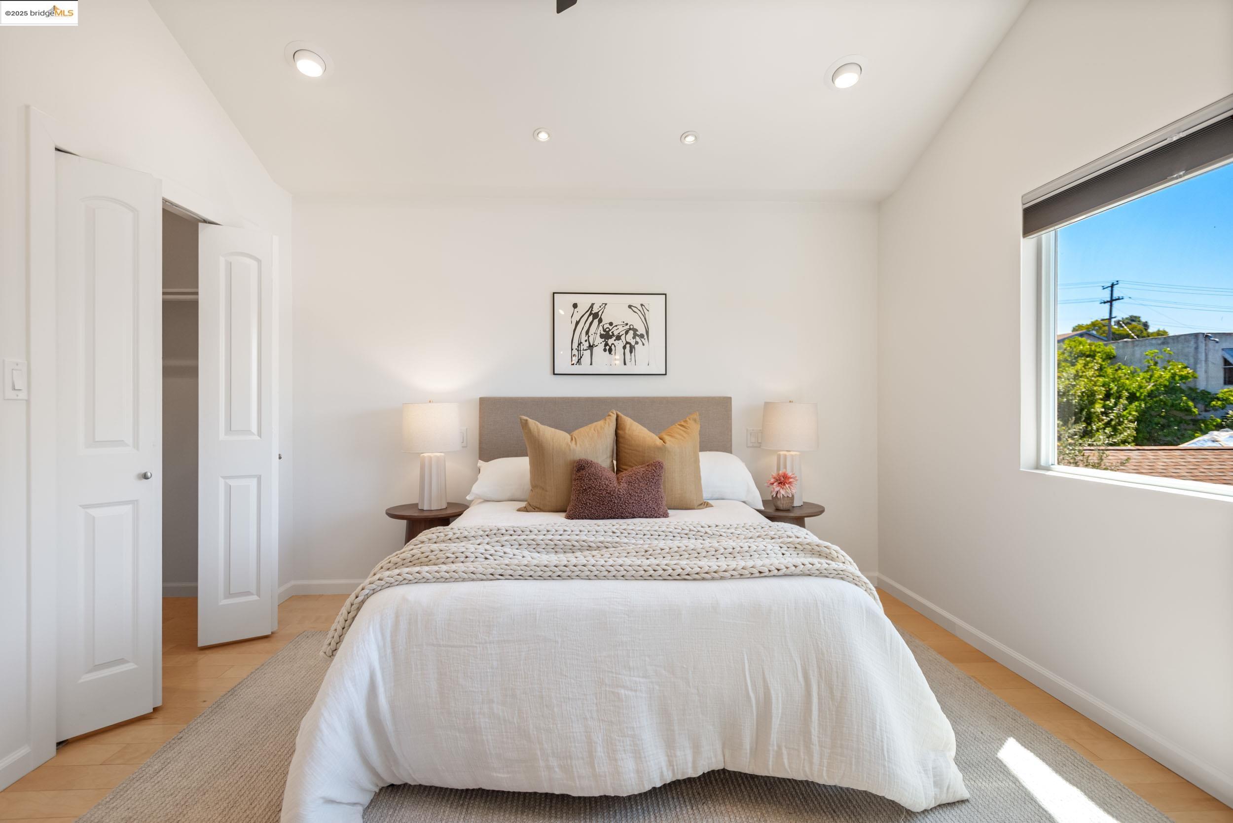 Detail Gallery Image 13 of 33 For 2221 E 31st St, Oakland,  CA 94602 - 3 Beds | 2/1 Baths