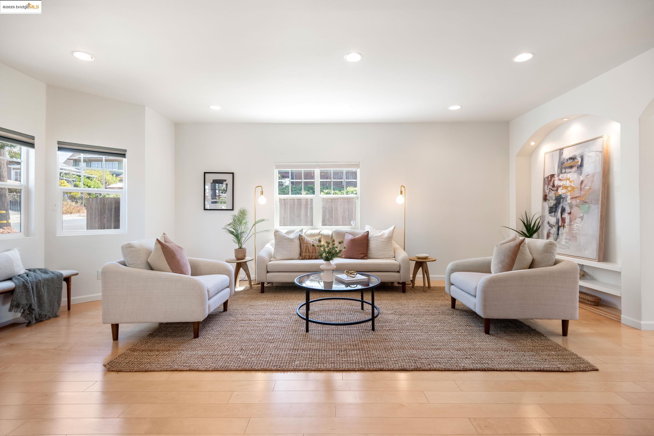 Detail Gallery Image 3 of 33 For 2221 E 31st St, Oakland,  CA 94602 - 3 Beds | 2/1 Baths