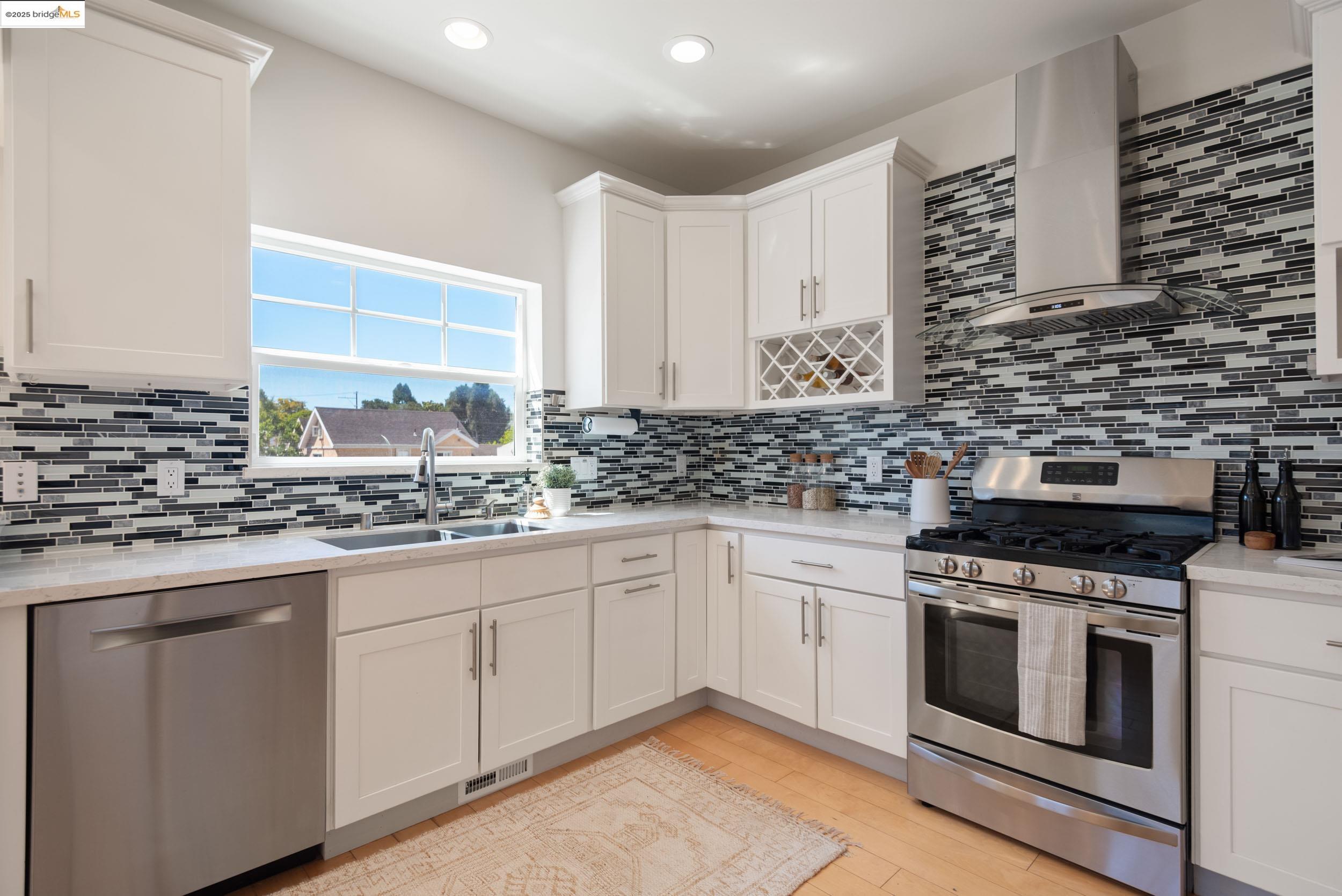 Detail Gallery Image 7 of 33 For 2221 E 31st St, Oakland,  CA 94602 - 3 Beds | 2/1 Baths