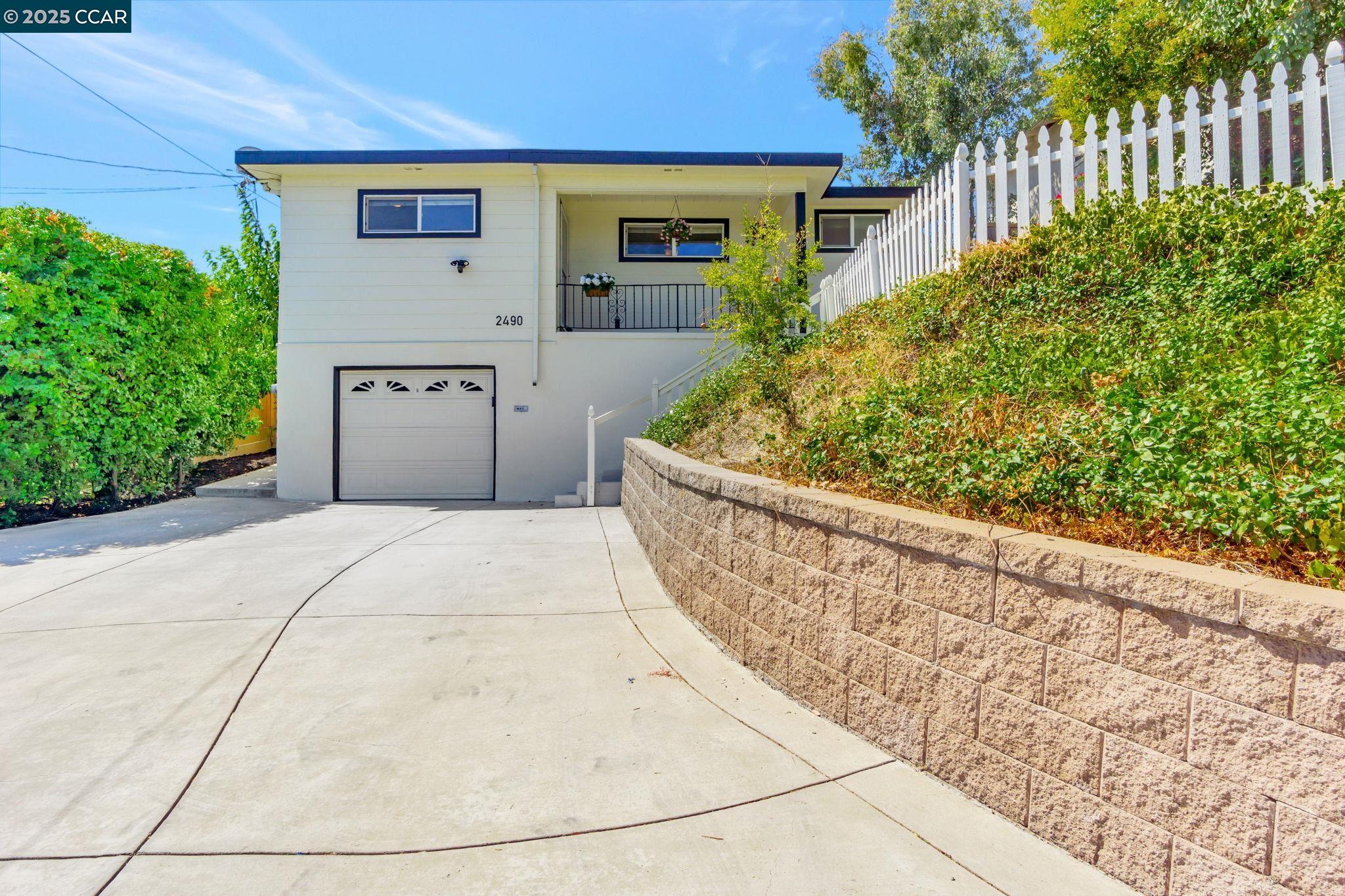 Detail Gallery Image 2 of 42 For 2490 Birch St, Martinez,  CA 94553 - 2 Beds | 2 Baths